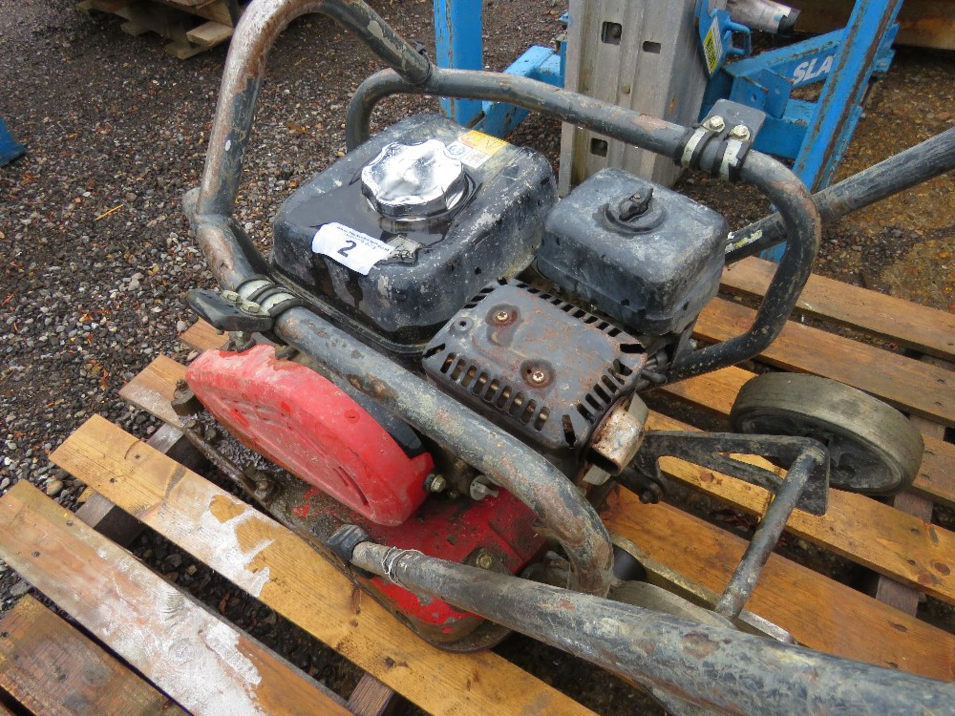 HEAVY DUTY PETROL ENGINED COMPACTION PLATE WITH TRANSPORT WHEELS. - Image 5 of 5