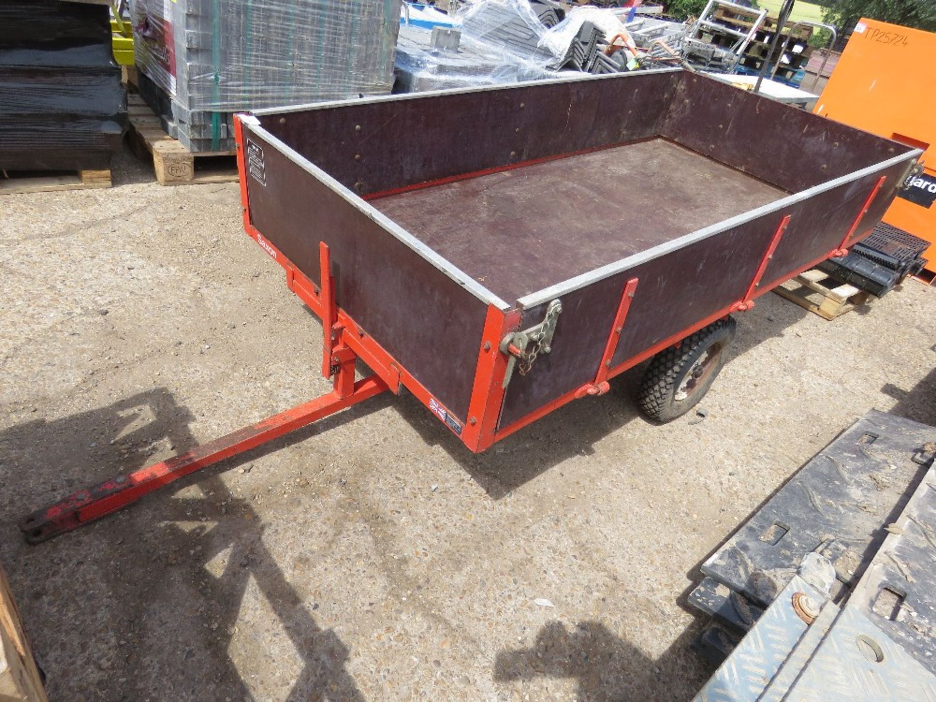 SAXON TIPPING GARDEN TRACTOR TRAILER 1M X 2M APPROX WITH DROP SIDES. THIS LOT IS SOLD UNDER THE A - Image 2 of 9