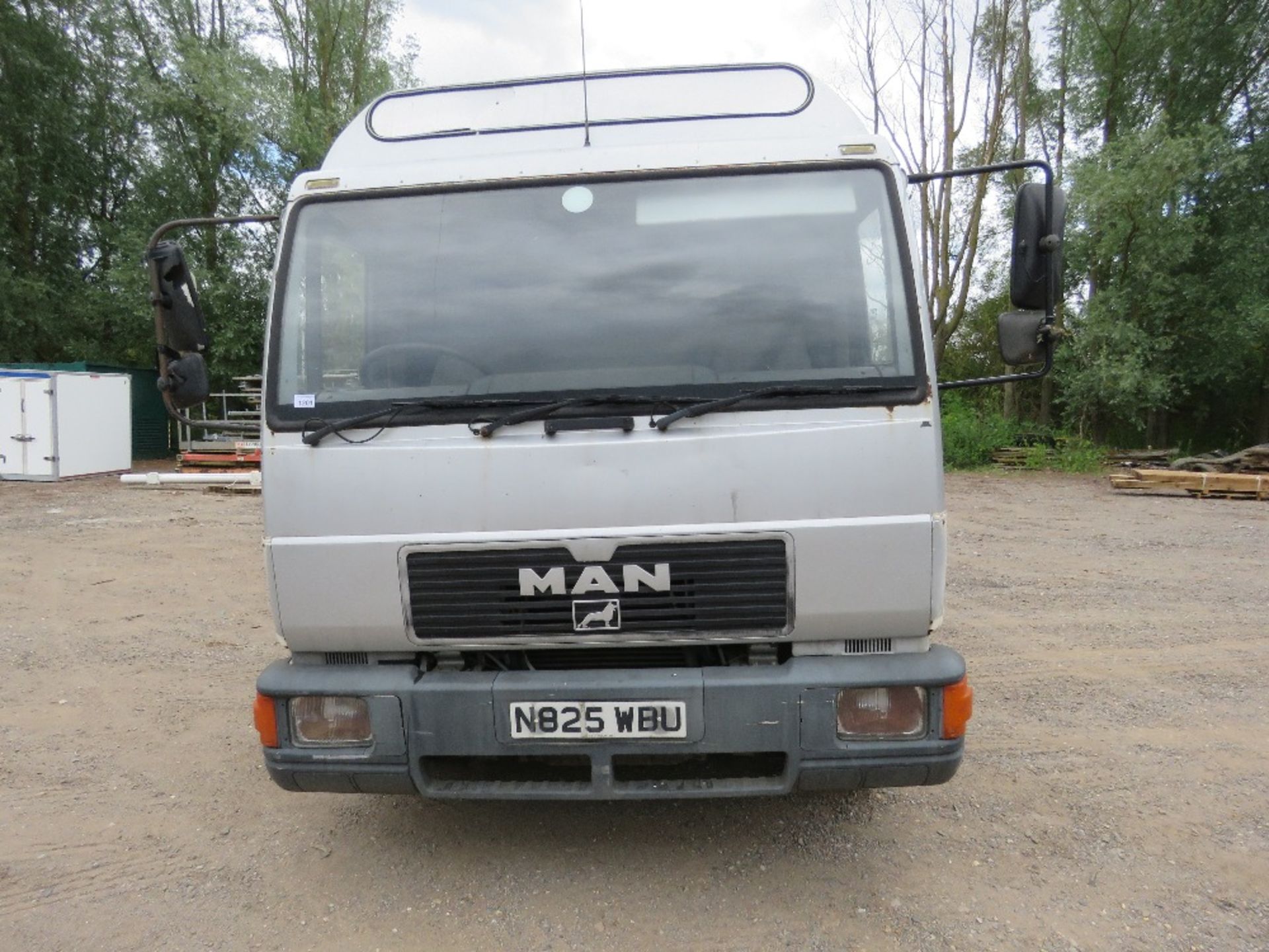 MAN 10-153 FLAT BED LORRY WITH HIAB CRANE REG:N825 WBU. 22FT BED APPROX. MANUAL GEARBOX. WHEN TESTE - Image 3 of 20