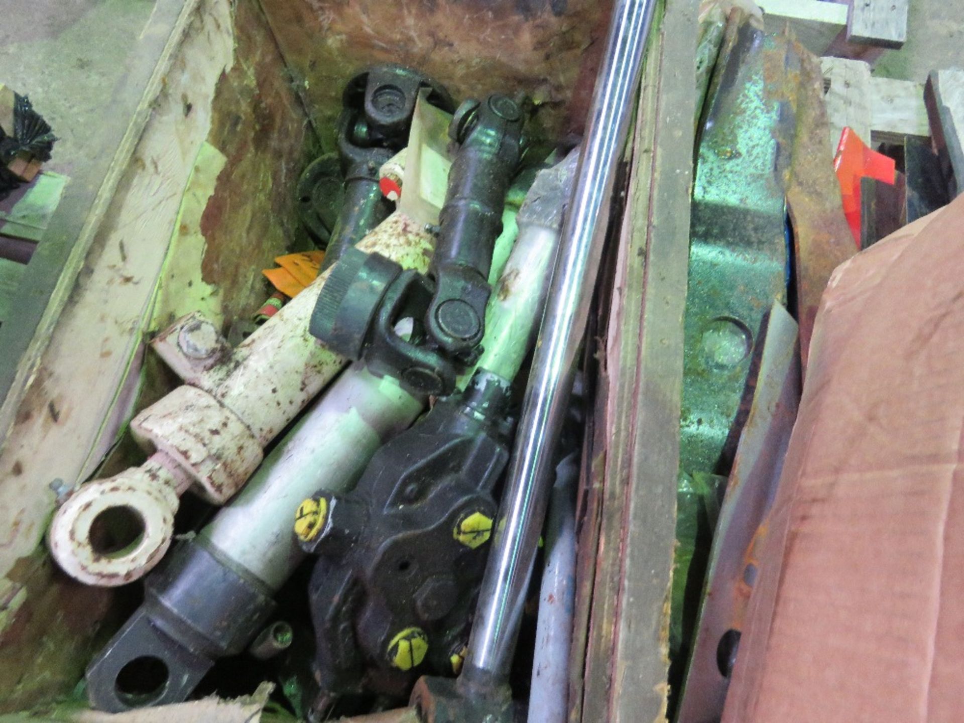 LARGE QUANTITY OF ASSORTED MOWER SPARES. THIS LOT IS SOLD UNDER THE AUCTIONEERS MARGIN SCHEME, TH - Image 5 of 8