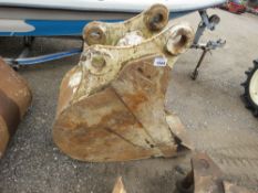 EXCAVATOR DIGGER BUCKET: 18"WIDTH ON 65MM PINS APPROX. THIS LOT IS SOLD UNDER THE AUCTIONEERS MAR