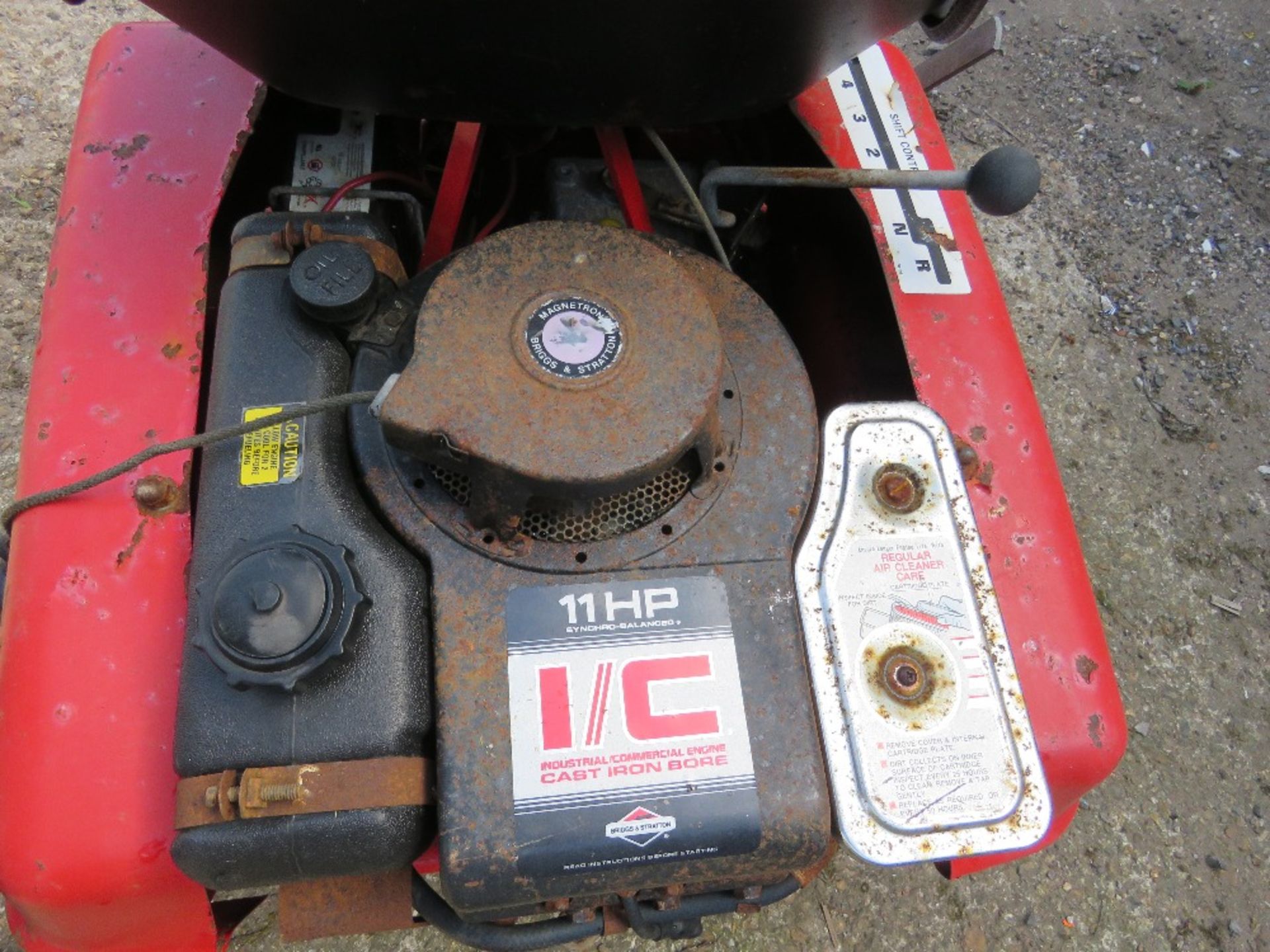 PETROL ENGINED RIDE ON MOWER. THIS LOT IS SOLD UNDER THE AUCTIONEERS MARGIN SCHEME, THEREFORE NO - Image 4 of 6