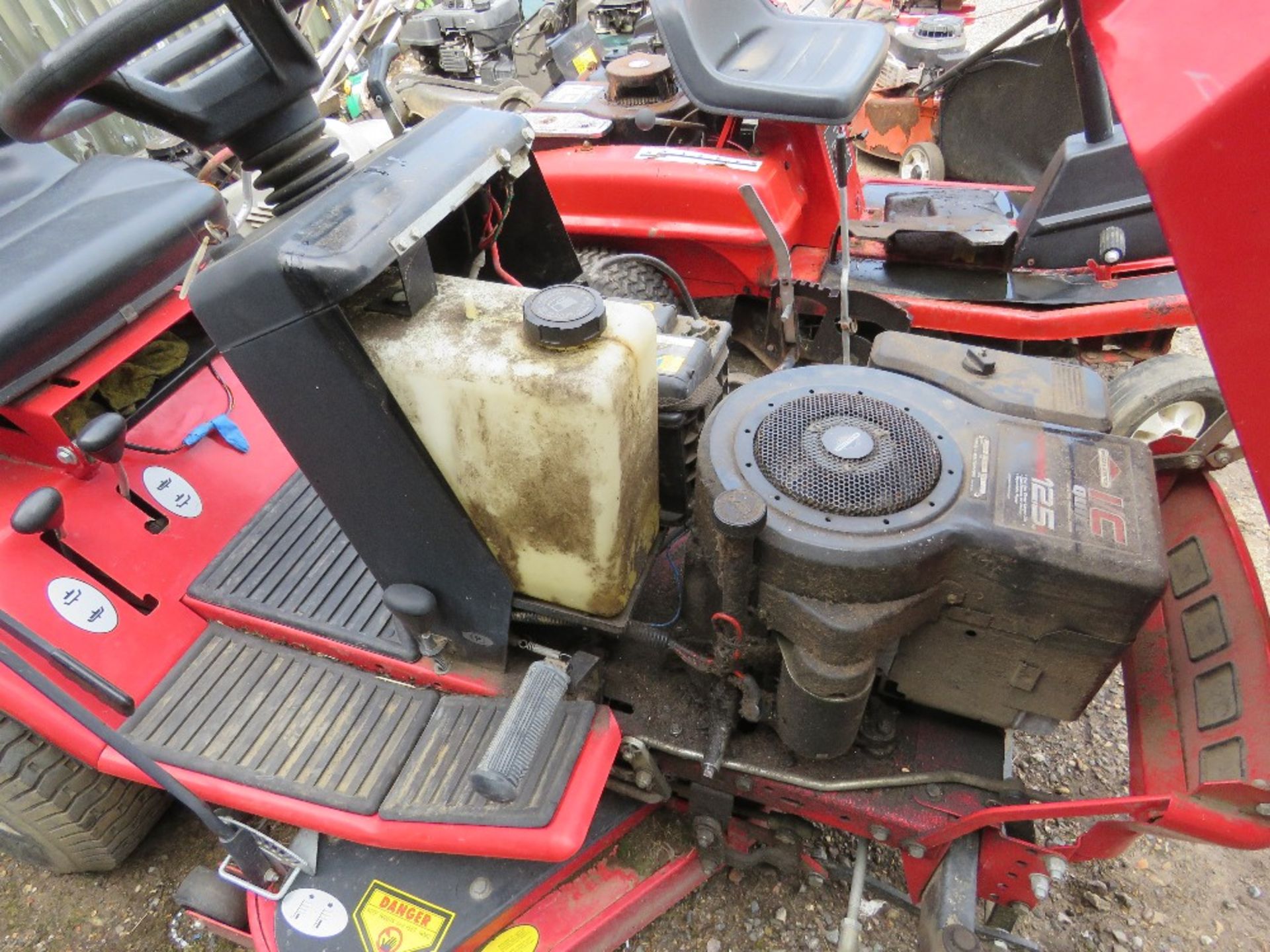 WESTWOOD S1300 RIDE ON MOWER WITH COLLECTOR. WHEN TESTED WAS SEEN TO RUN BUT DRIVE NO ENGAGING?? - Image 7 of 10