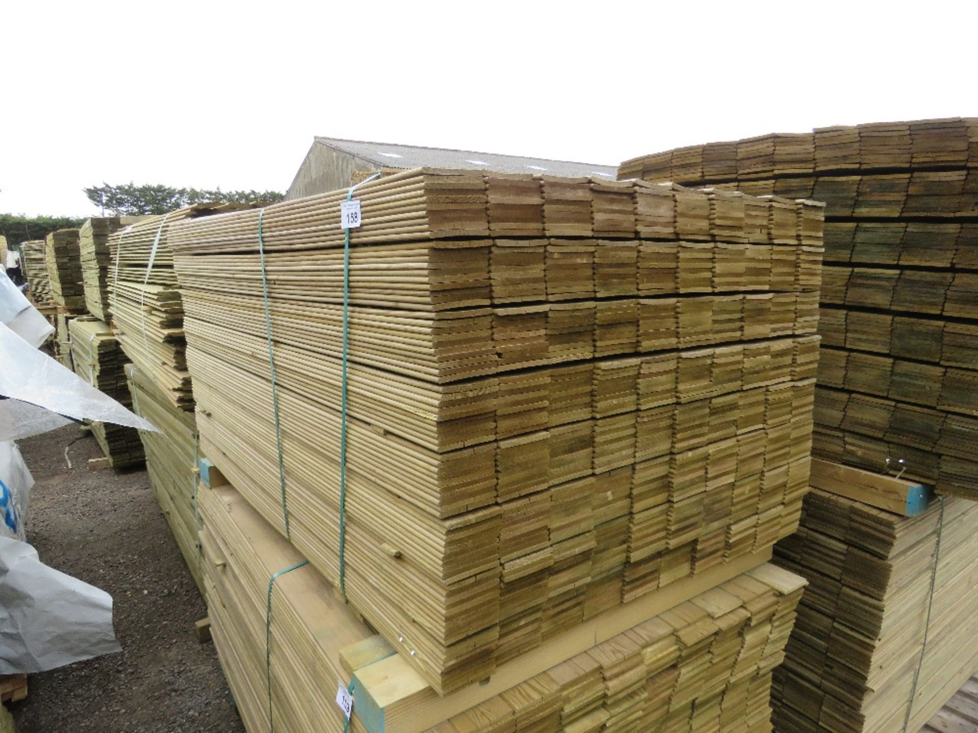 LARGE PACK OF PRESSURE TREATED HIT AND MISS FENCE CLADDING TIMBER BOARDS. 1.44M LENGTH X 100MM WIDTH