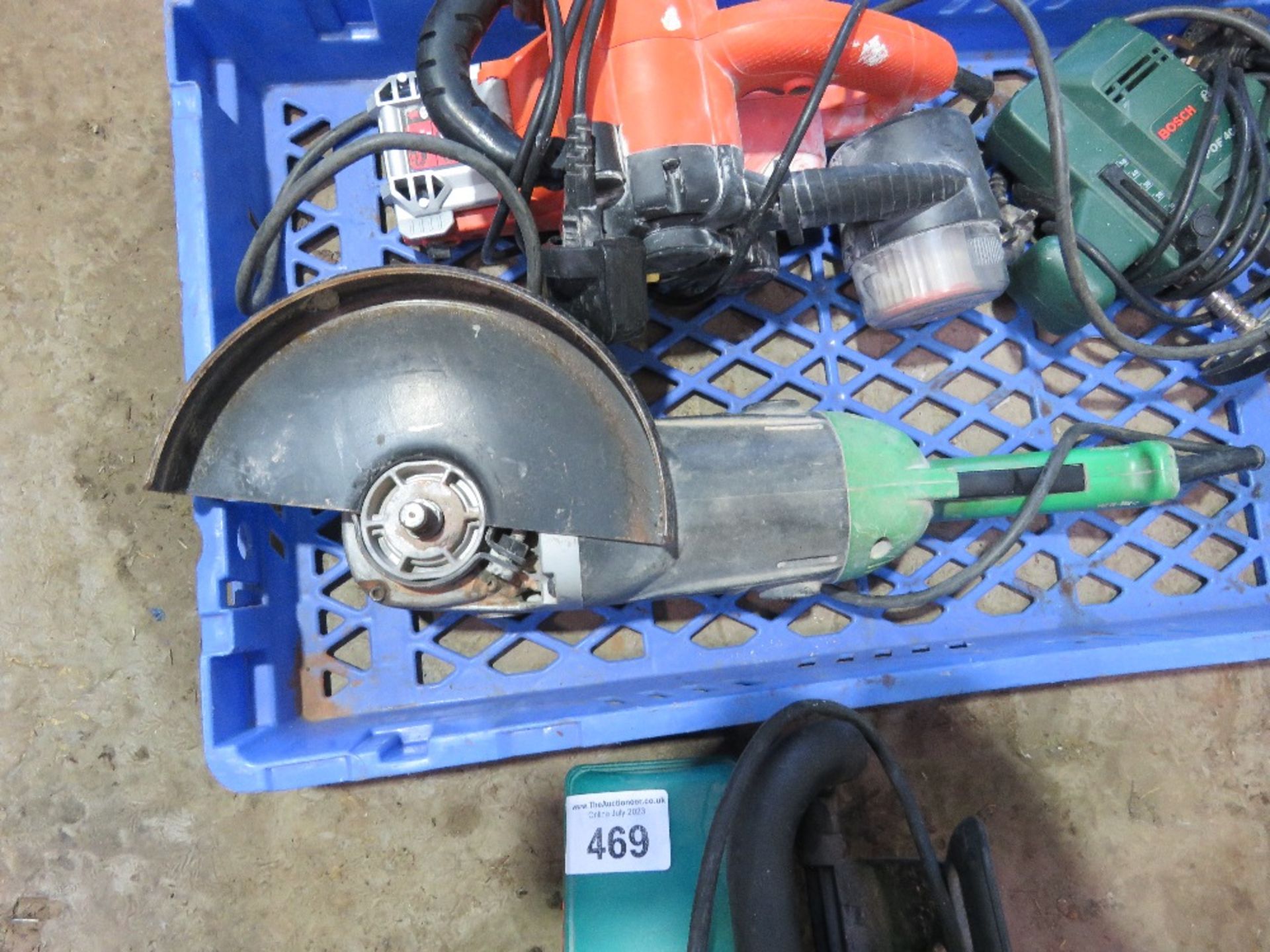 4 X ASSORTED 240VOLT POWER TOOLS: SANDER, GRINDER, ROUTER, CHAINSAW. THIS LOT IS SOLD UNDER THE A - Image 3 of 5