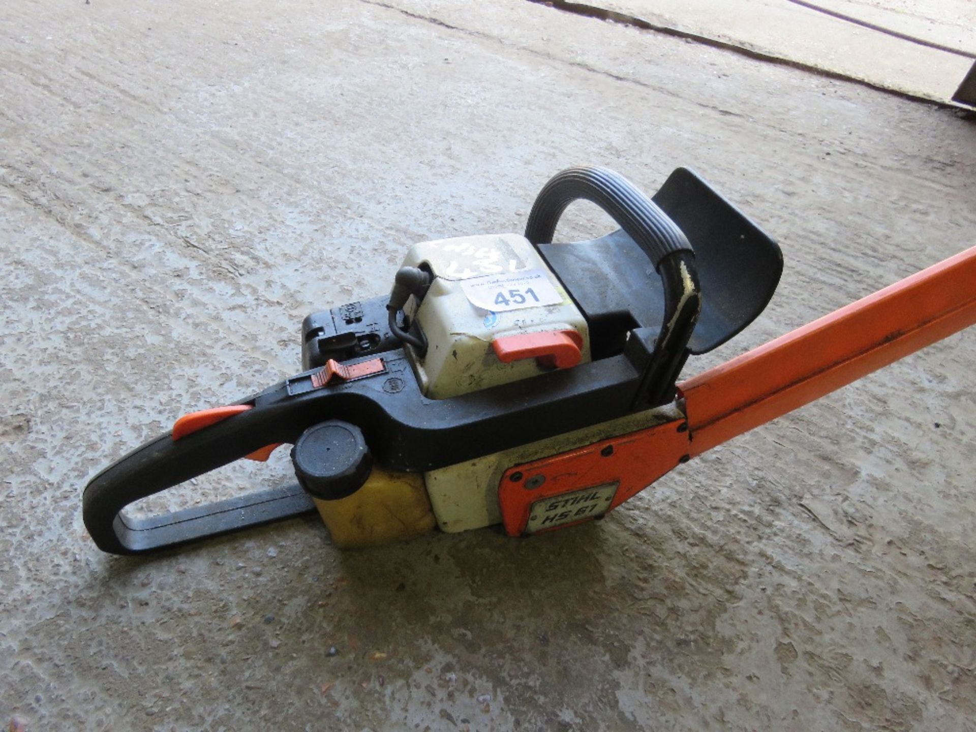 STIHL HS61 PETROL ENGINED HEDGE CUTTER. THIS LOT IS SOLD UNDER THE AUCTIONEERS MARGIN SCHEME, THE - Image 3 of 4