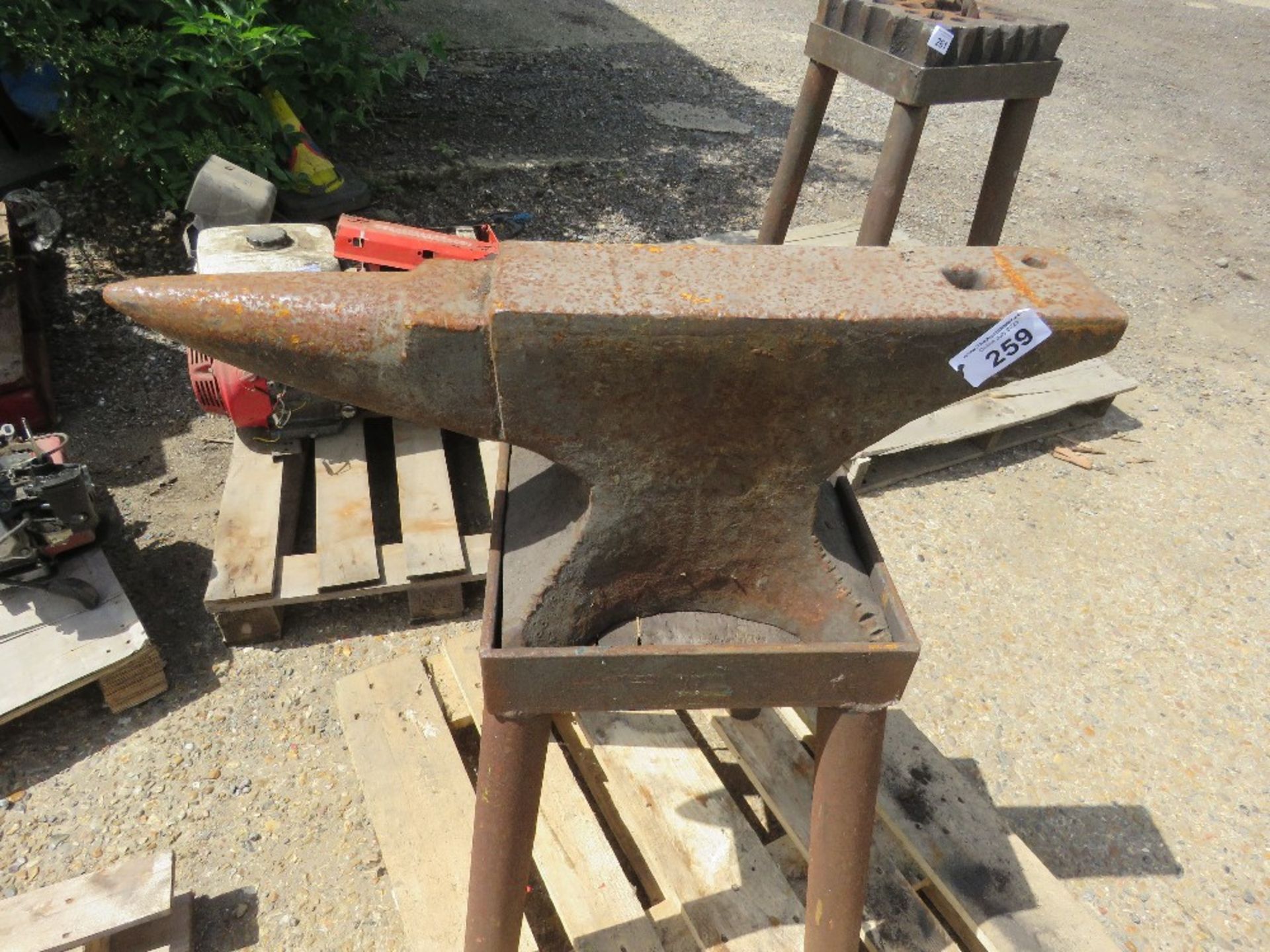 BLACKSMITH'S ANVIL ON A STAND, 72CM LENGTH APPROX.