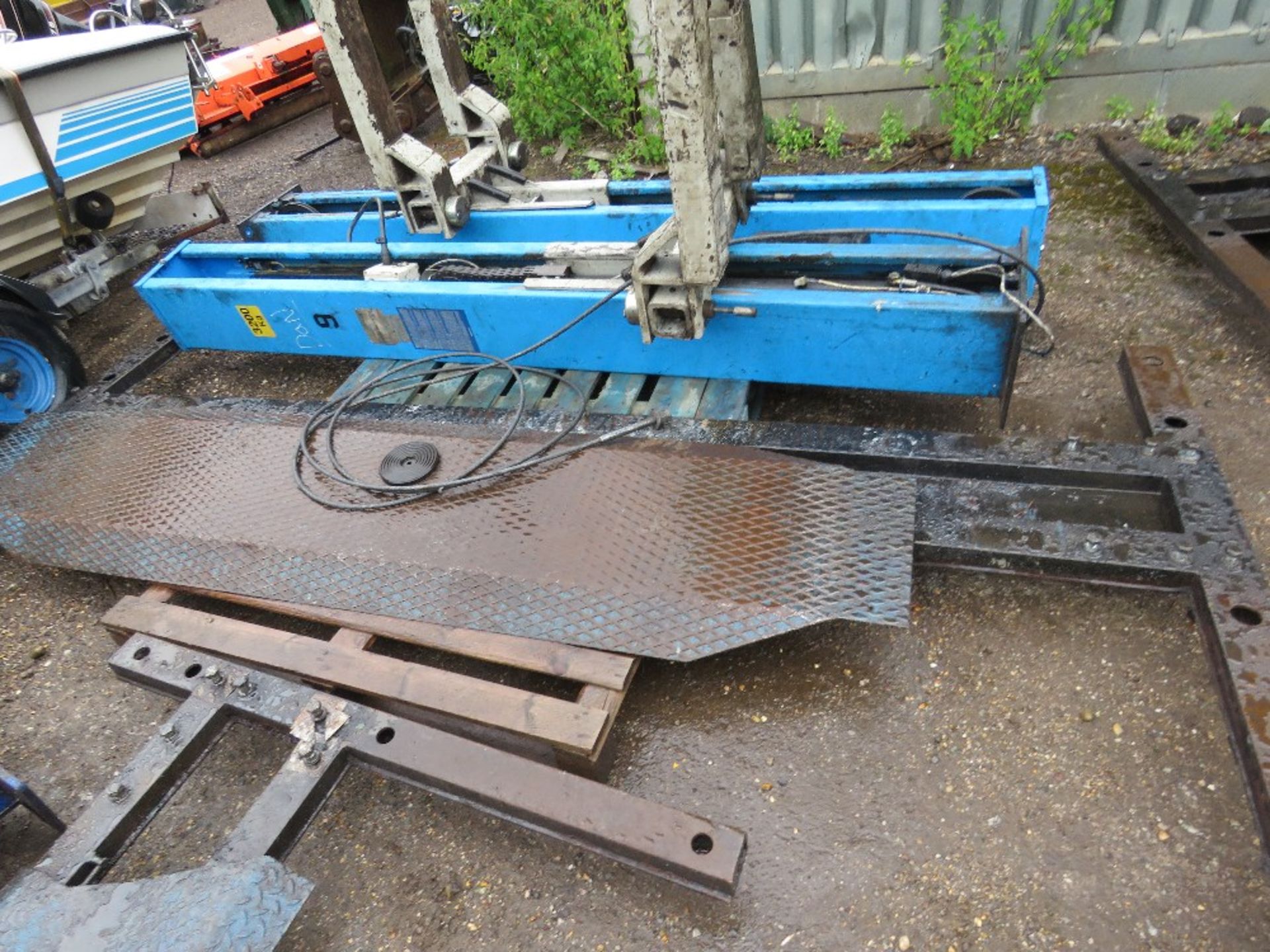 HOFFMAN 3200KG RATED 2 POST VEHICLE LIFT. WORKING WHEN RECENTLY REMOVED FROM WORKSHOP LIQUIDATION. - Image 2 of 6