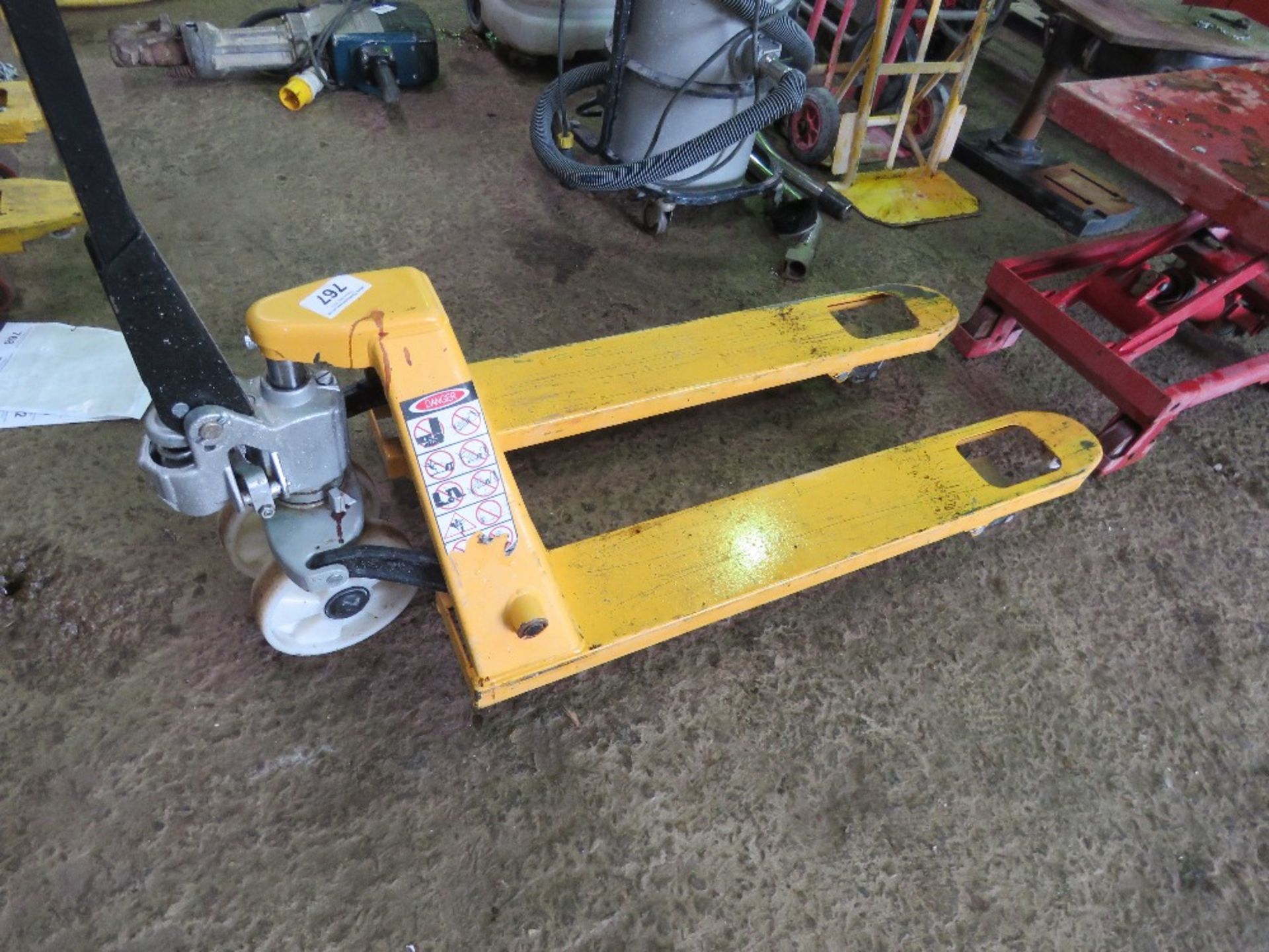 HYDRAULIC PALLET TRUCK, SEEN TO LIFT AND LOWER. SOURCED FROM WORKSHOP CLEARANCE. THIS LOT IS SOL - Image 2 of 5