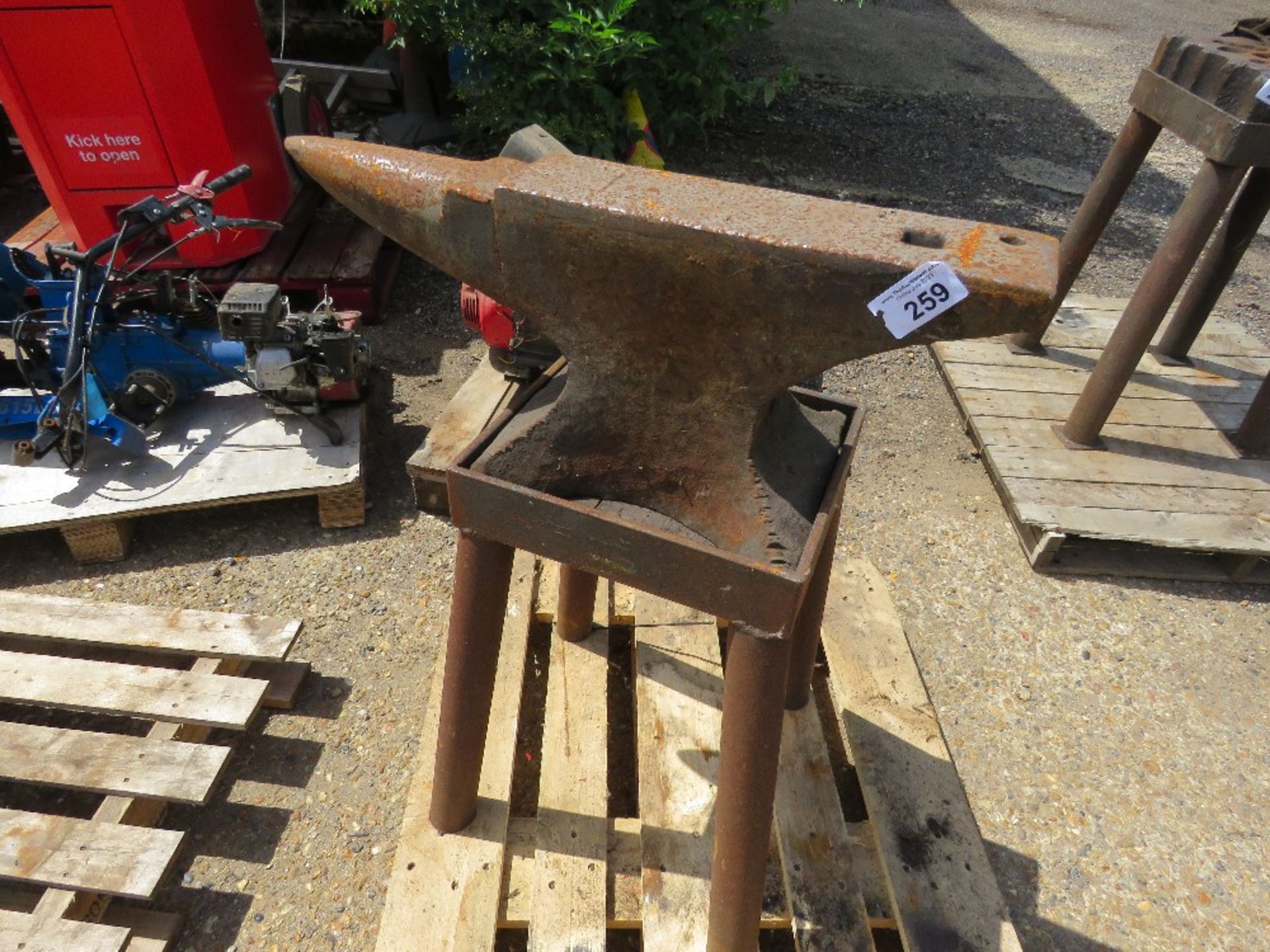 BLACKSMITH'S ANVIL ON A STAND, 72CM LENGTH APPROX. - Image 2 of 4