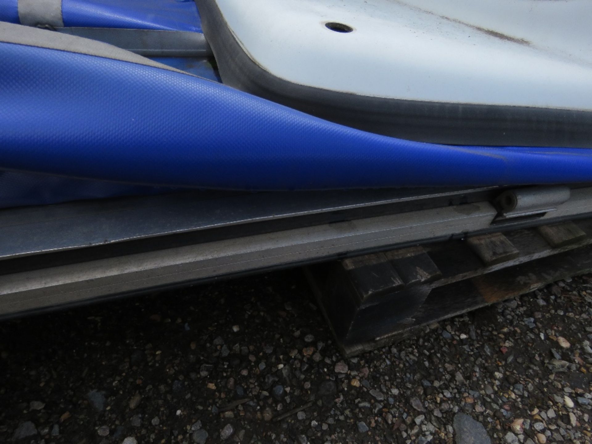 IVECO 7.5TONNE LORRY WIND DEFLECTOR PLUS BARN DOORS AND CURTAINS. - Image 5 of 5