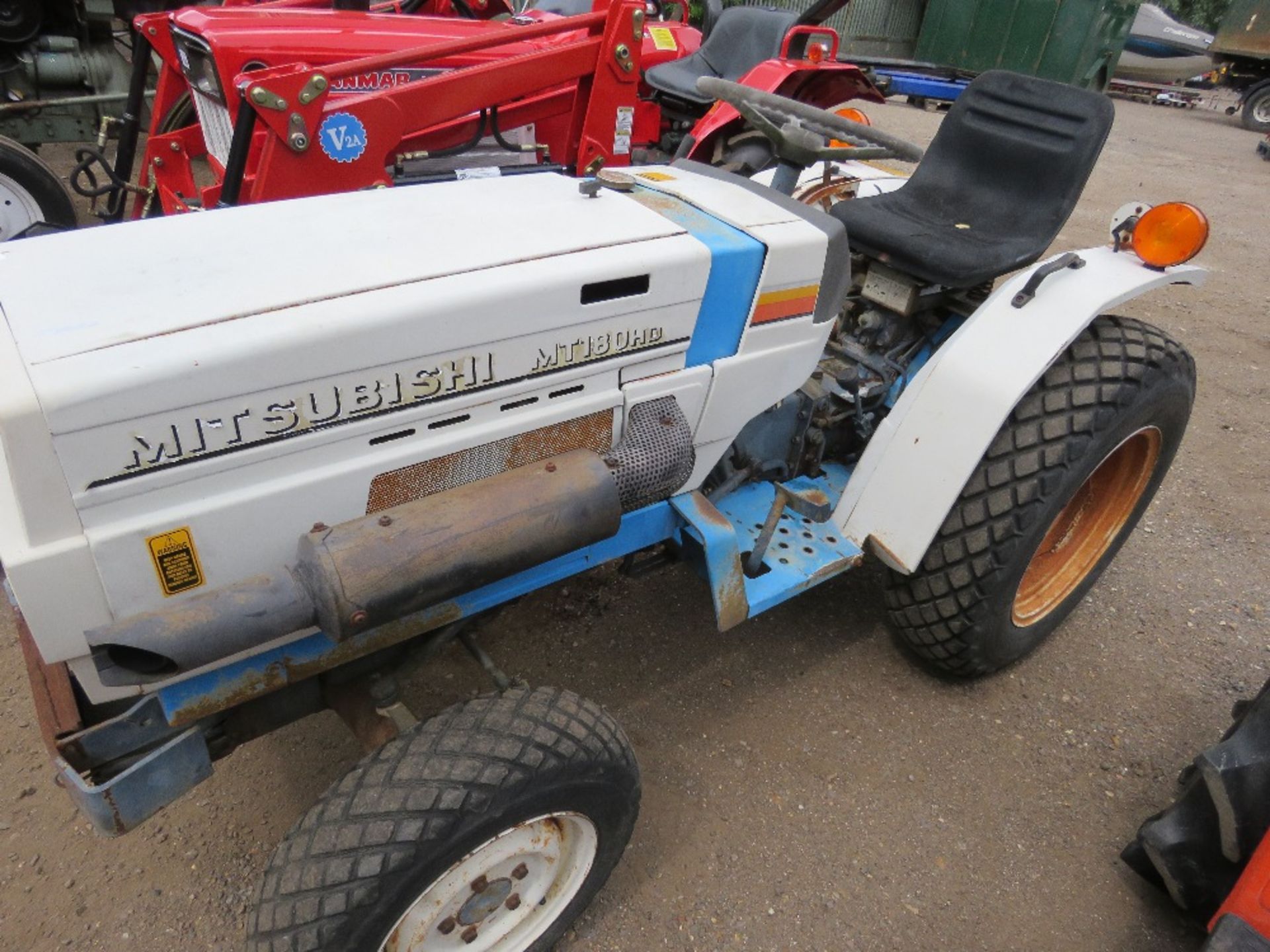 MITSUBISHI MT180HD 4WD COMPACT AGRICULTURAL TRACTOR, HYDRASTATIC DRIVE, ON GRASS TYRES WITH REAR LI - Image 3 of 8