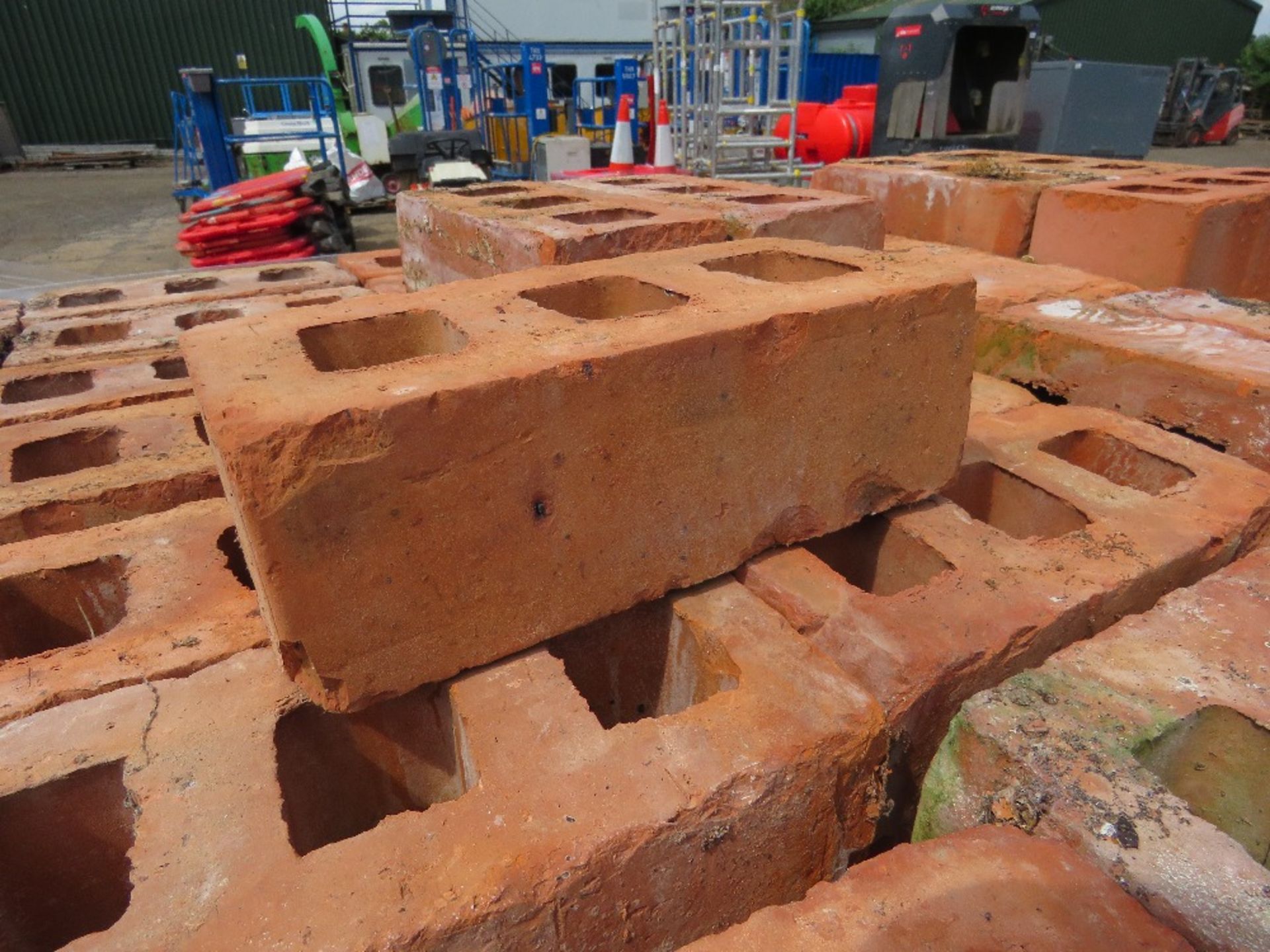 2 X PALLET OF RED BRICKS 215 X 70 X 100 APPROX. - Image 5 of 8