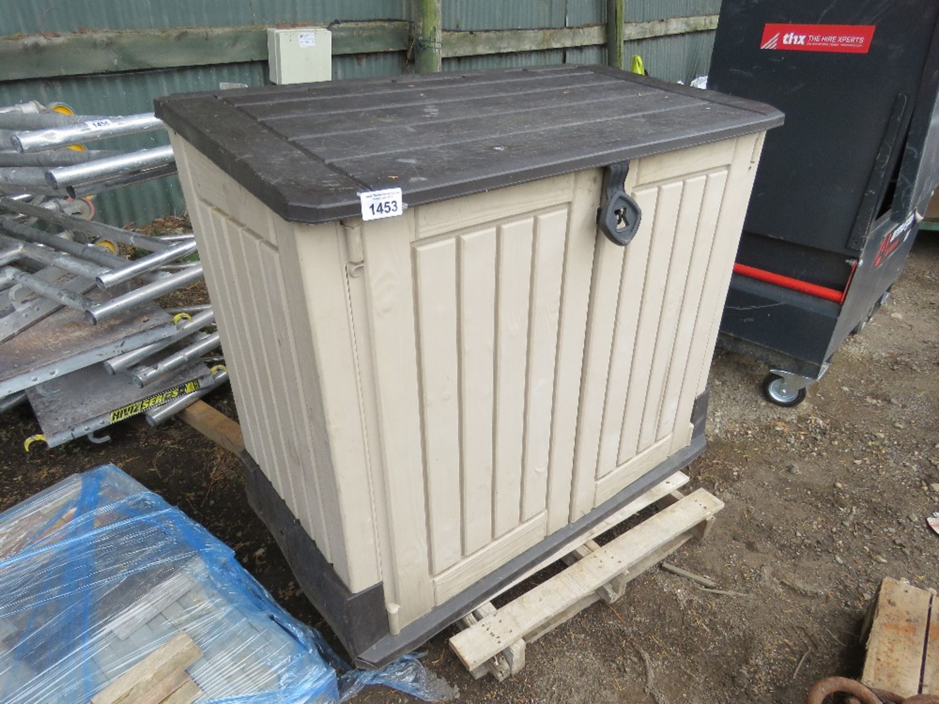 PLASTIC BIN STORE/GARDEN SHED: 1.2M WIDTH X 1M HEIGHT X 0.6M DEPTH APPROX. THIS LOT IS SOLD UNDER