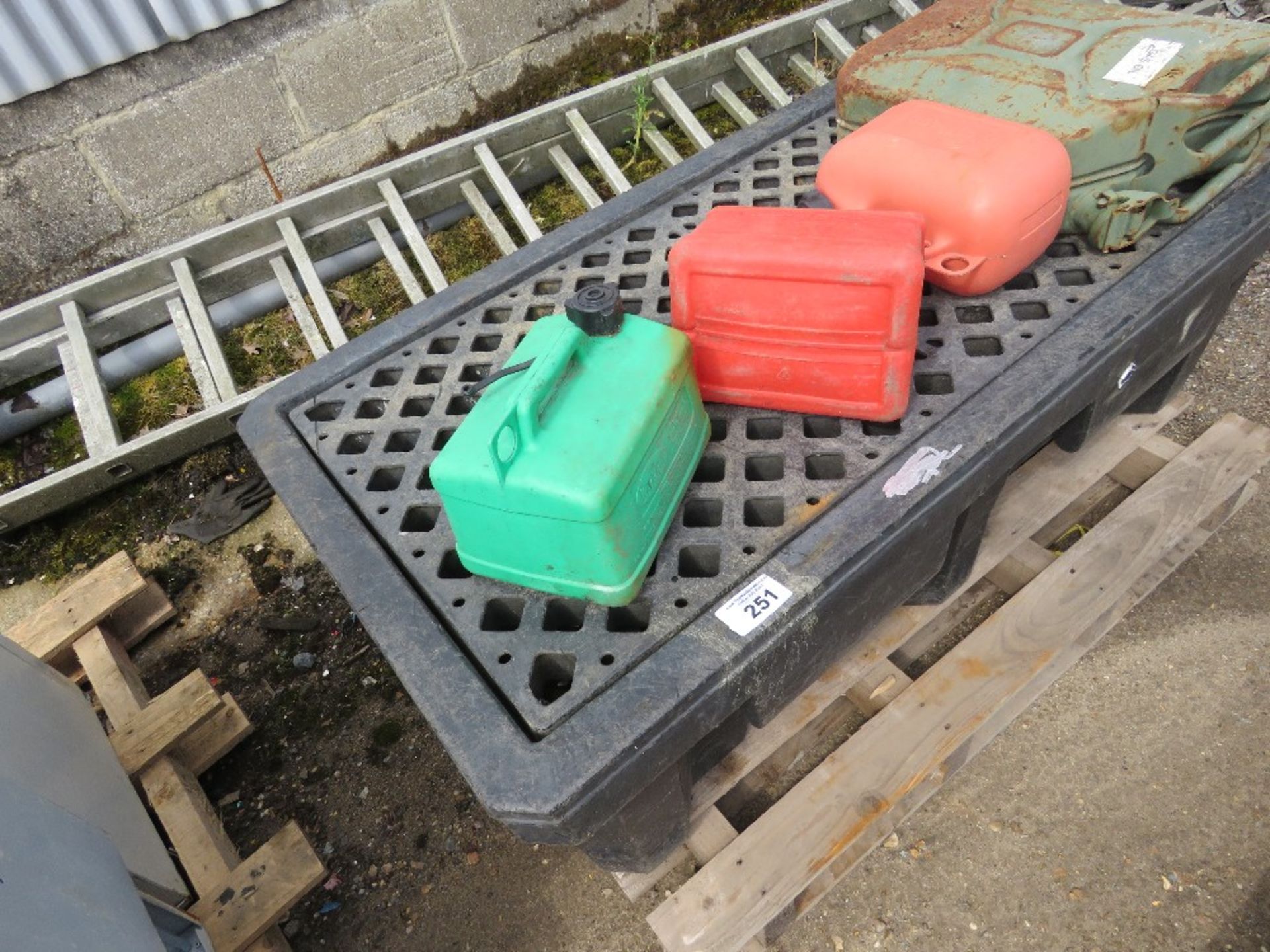 DRIP TRAY AN 4NO ASSORTED CANS. THIS LOT IS SOLD UNDER THE AUCTIONEERS MARGIN SCHEME, THEREFORE N - Image 2 of 2