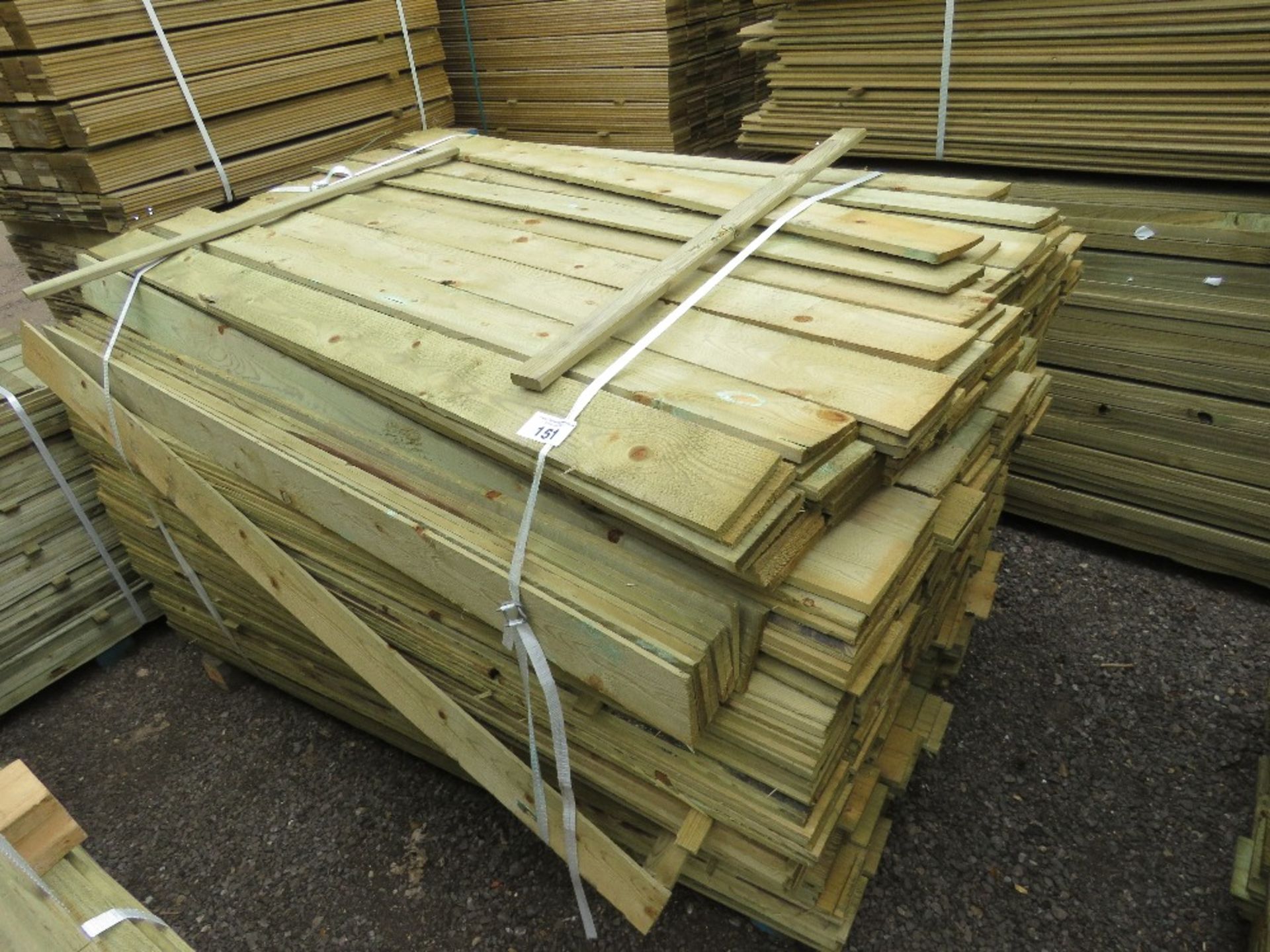 EXTRA LARGE PACK OF PRESSURE TREATED FEATHER EDGE FENCE CLADDING TIMBER BOARDS. 1.65M LENGTH X 100MM