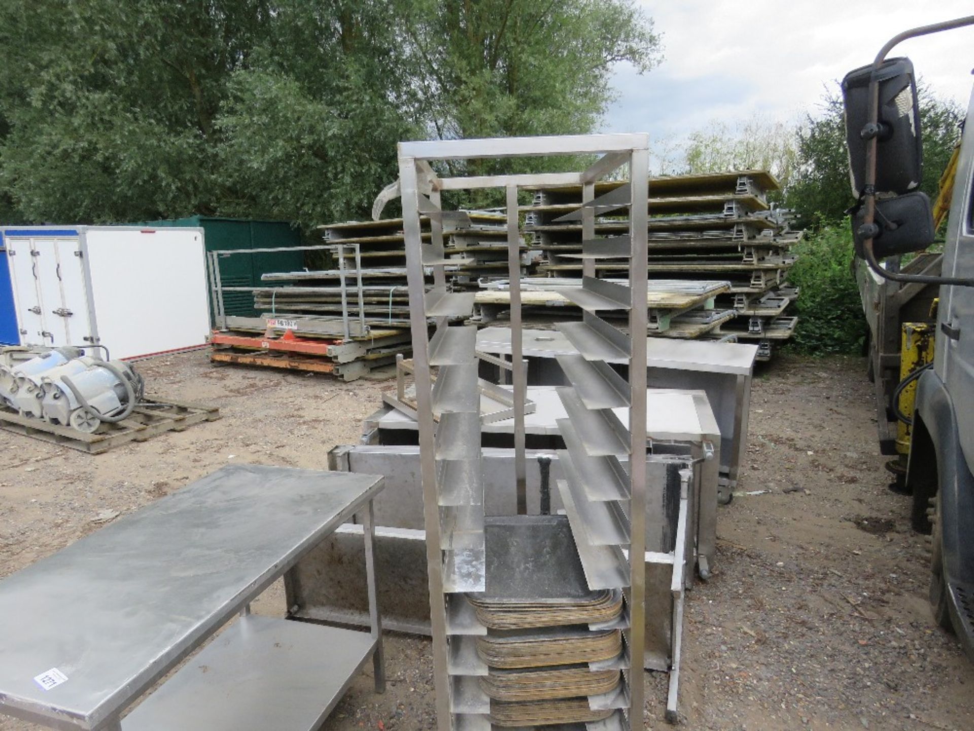 LARGE QUANTITY OF STAINLESS STEEL CATERING WORKTOPS ETC. THIS LOT IS SOLD UNDER THE AUCTIONEERS M - Image 4 of 9