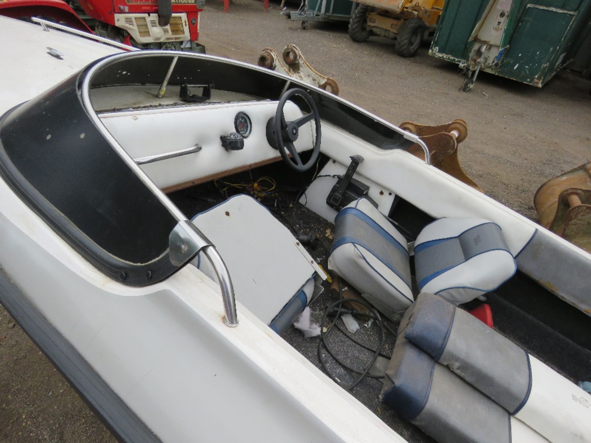 SPEED BOAT, 15FT LENGTH APPROX ON SINGLE AXLE TRAILER (AXLE NEEDS ATTENTION). MERCURY 75HP 2 STROKE - Image 3 of 9