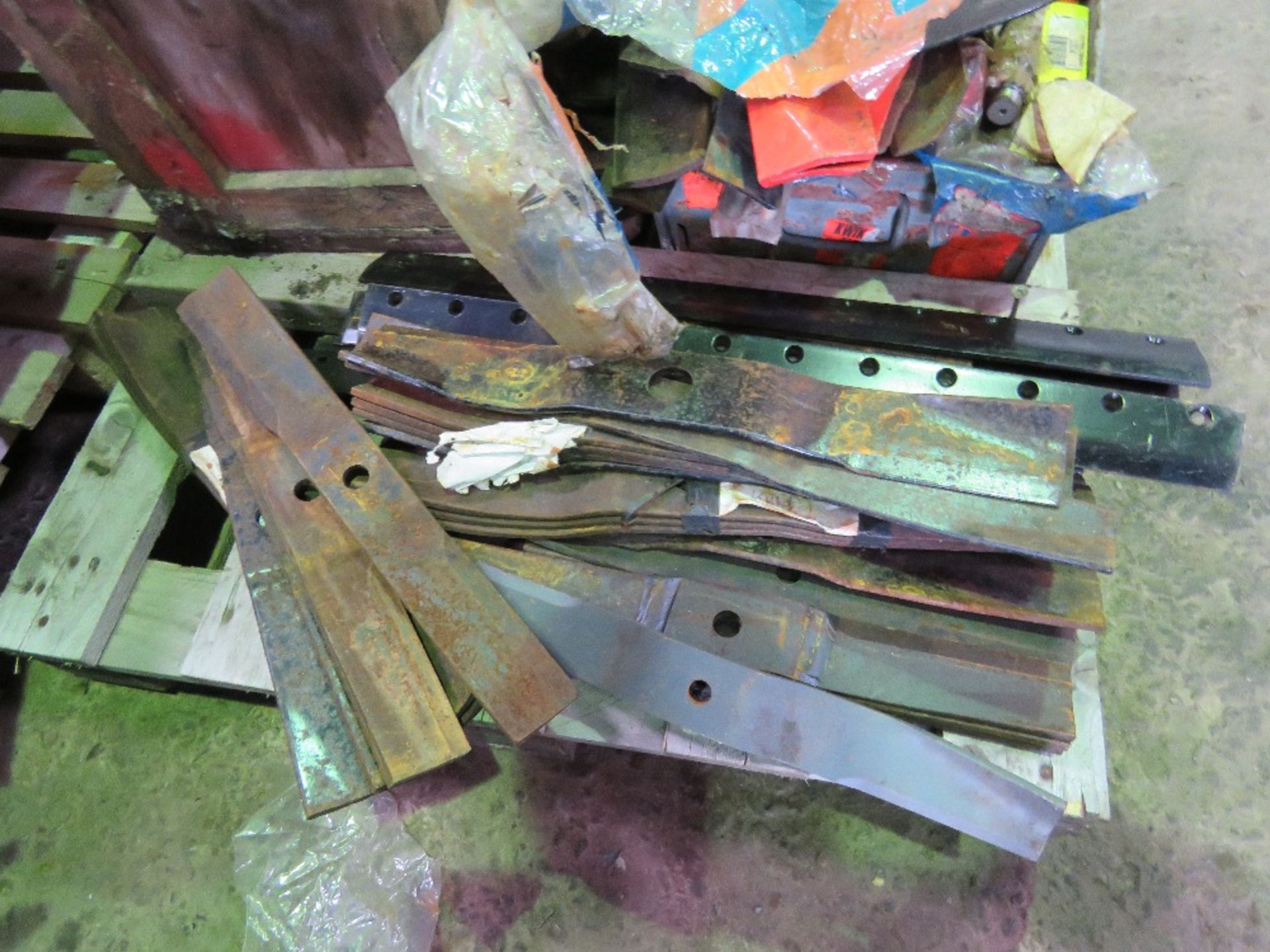 LARGE QUANTITY OF ASSORTED MOWER SPARES. THIS LOT IS SOLD UNDER THE AUCTIONEERS MARGIN SCHEME, TH - Image 8 of 8
