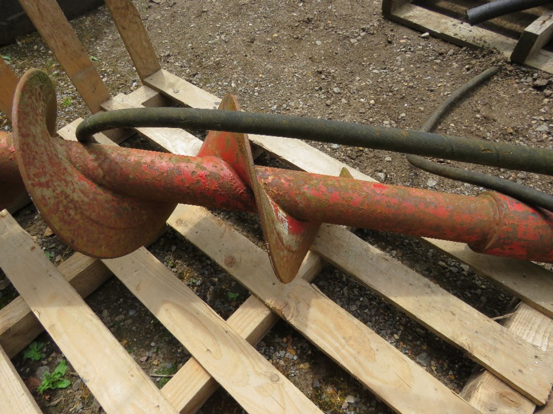 EXCAVATOR MOUNTED HYDRAULIC POST HOLE BORER ON 45MM PINS. 270MM DIAMETER AUGER APPROX. THIS LOT I - Image 8 of 9