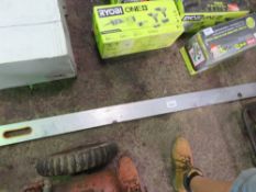 ALUMINIUM BUILDER'S LEVEL 8FT LENGTH. THIS LOT IS SOLD UNDER THE AUCTIONEERS MARGIN SCHEME, THERE