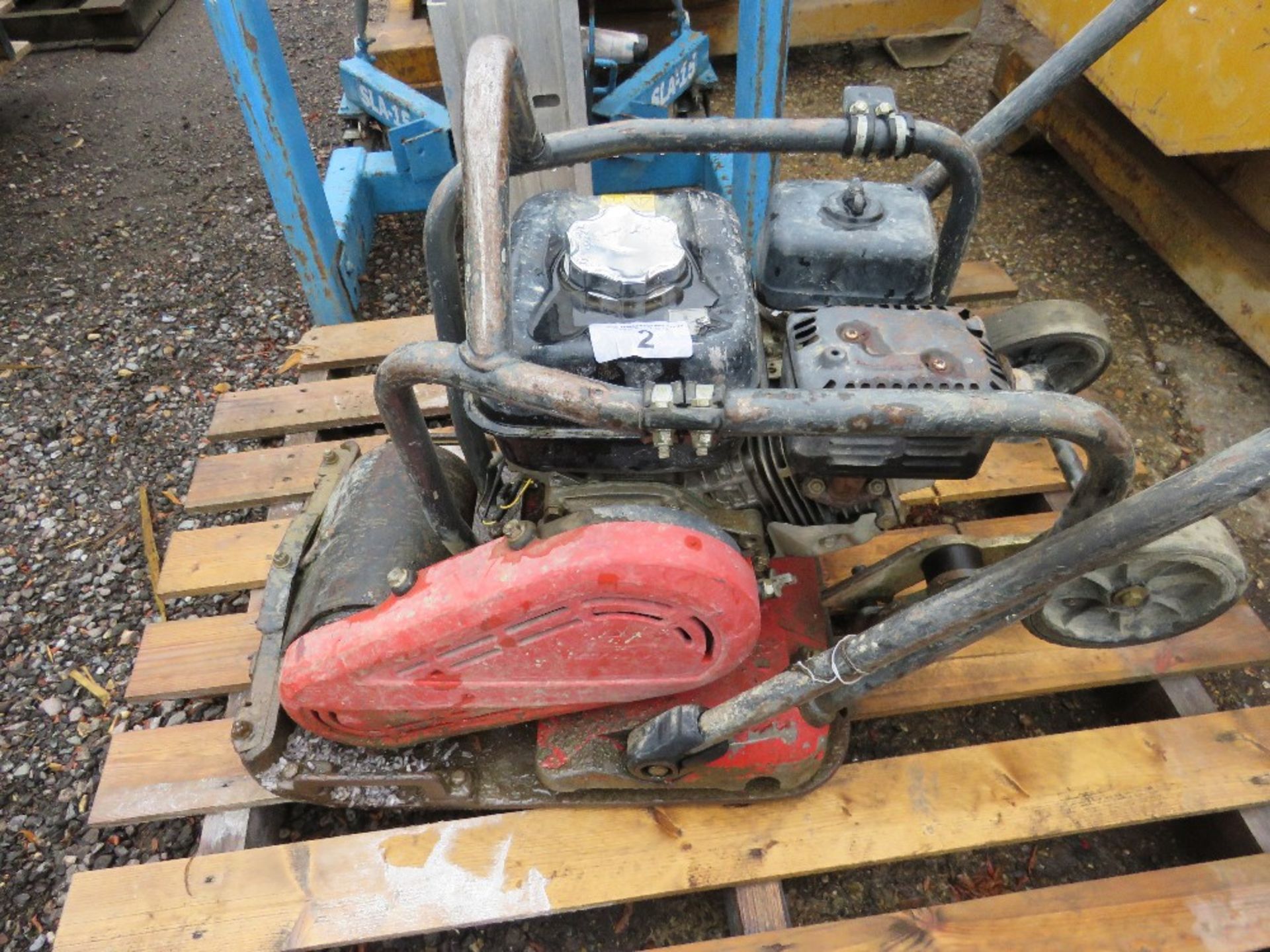 HEAVY DUTY PETROL ENGINED COMPACTION PLATE WITH TRANSPORT WHEELS. - Image 4 of 5