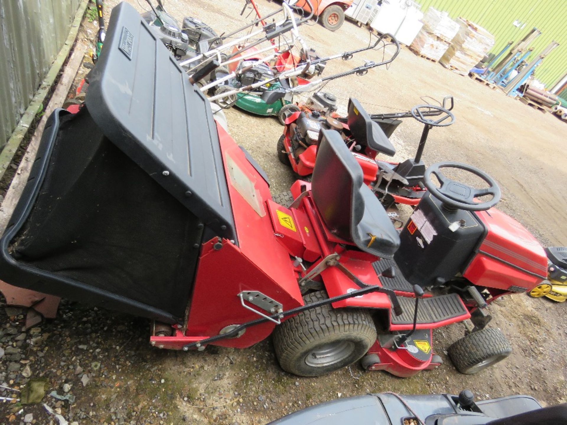 WESTWOOD S1300 RIDE ON MOWER WITH COLLECTOR. WHEN TESTED WAS SEEN TO RUN BUT DRIVE NO ENGAGING?? - Image 4 of 10