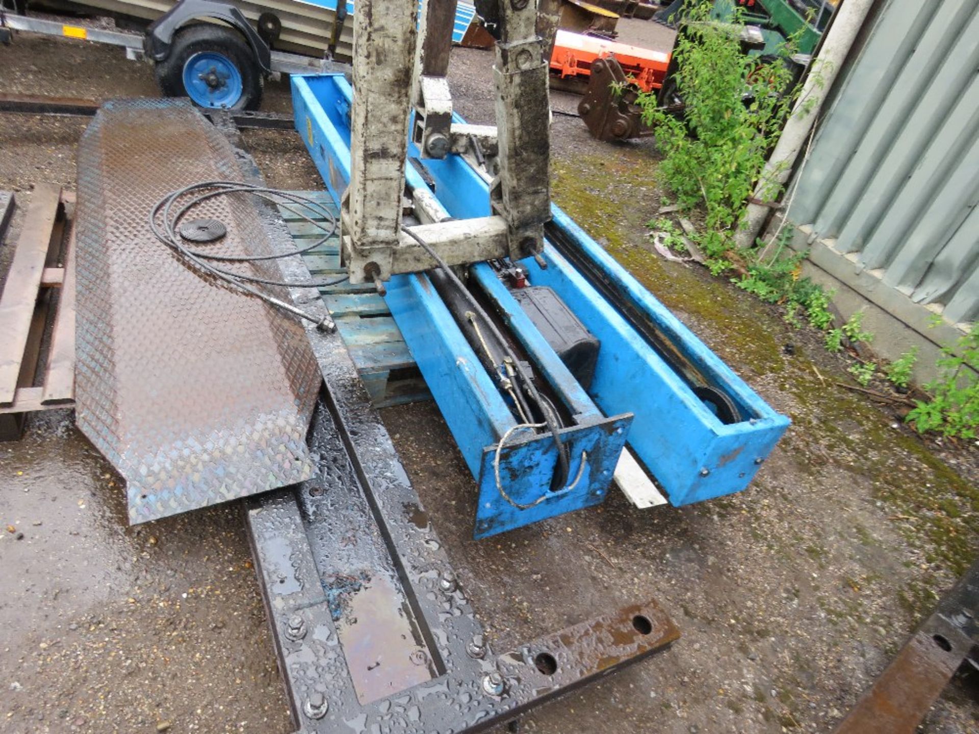 HOFFMAN 3200KG RATED 2 POST VEHICLE LIFT. WORKING WHEN RECENTLY REMOVED FROM WORKSHOP LIQUIDATION. - Image 3 of 6