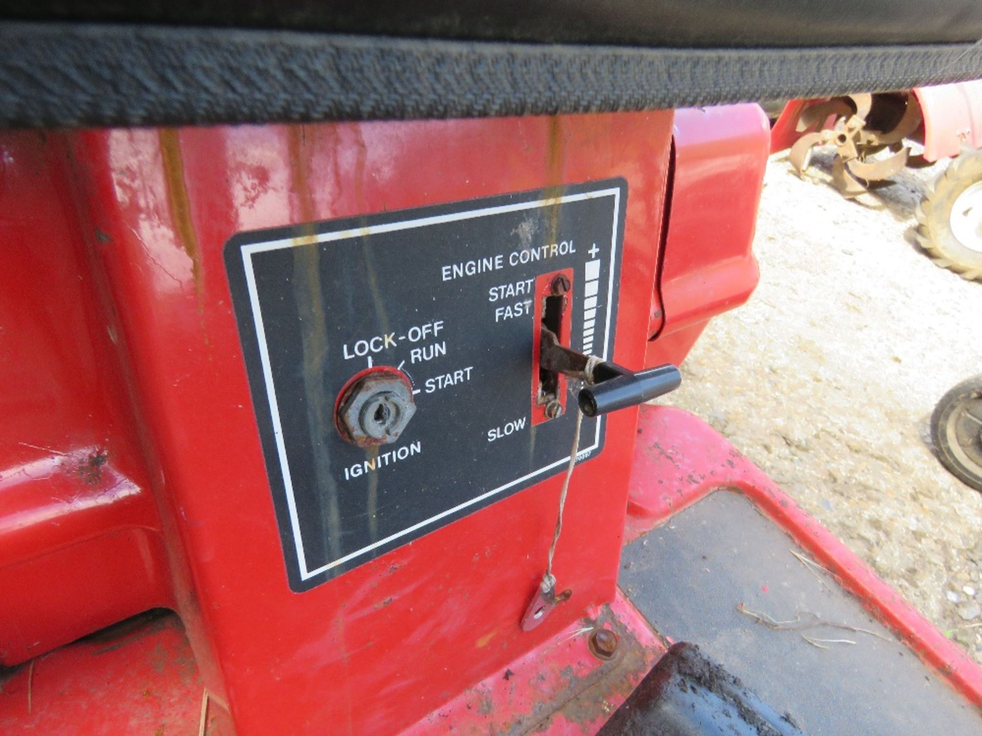 PETROL ENGINED RIDE ON MOWER. THIS LOT IS SOLD UNDER THE AUCTIONEERS MARGIN SCHEME, THEREFORE NO - Image 6 of 6