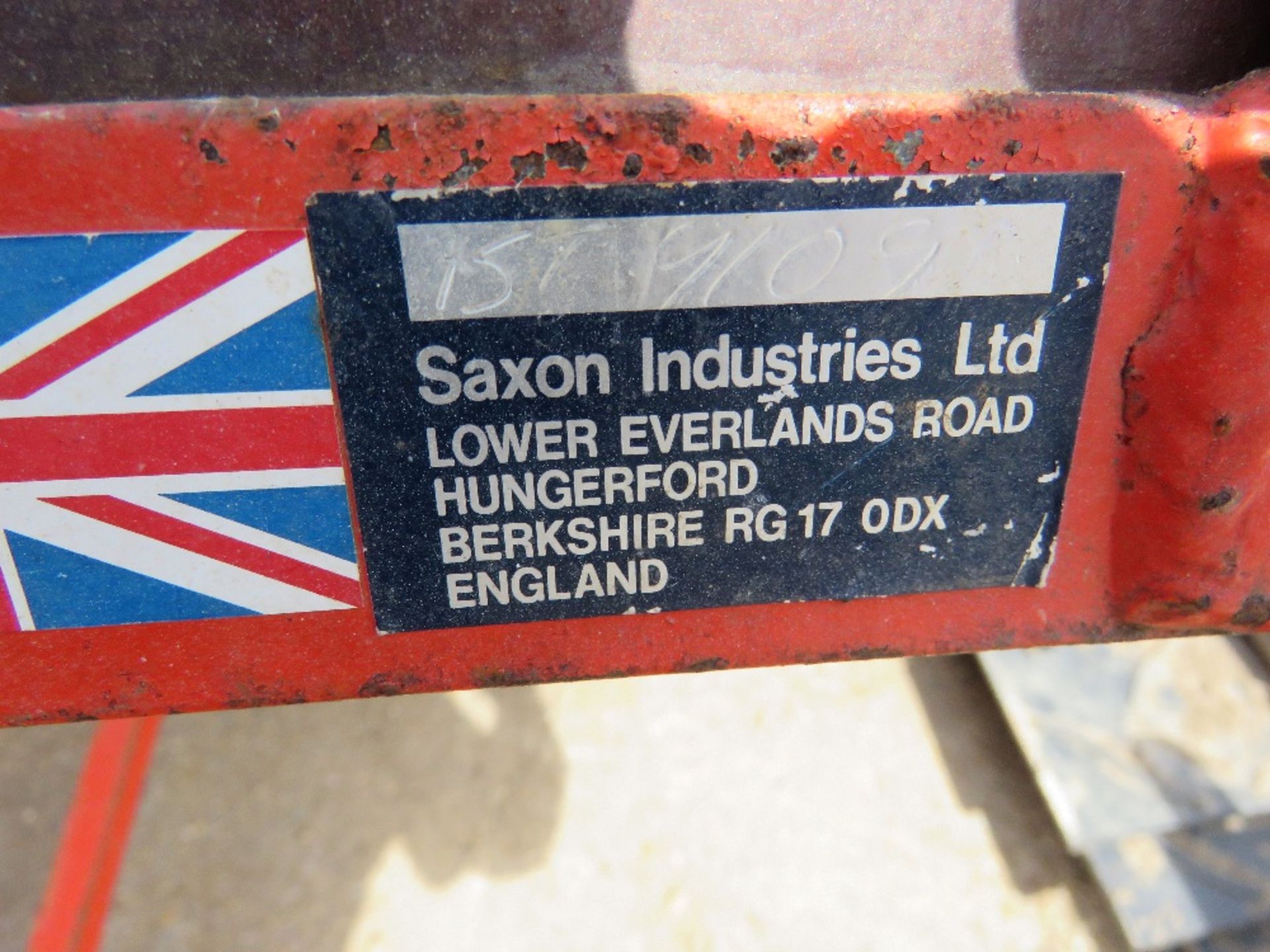 SAXON TIPPING GARDEN TRACTOR TRAILER 1M X 2M APPROX WITH DROP SIDES. THIS LOT IS SOLD UNDER THE A - Image 7 of 9