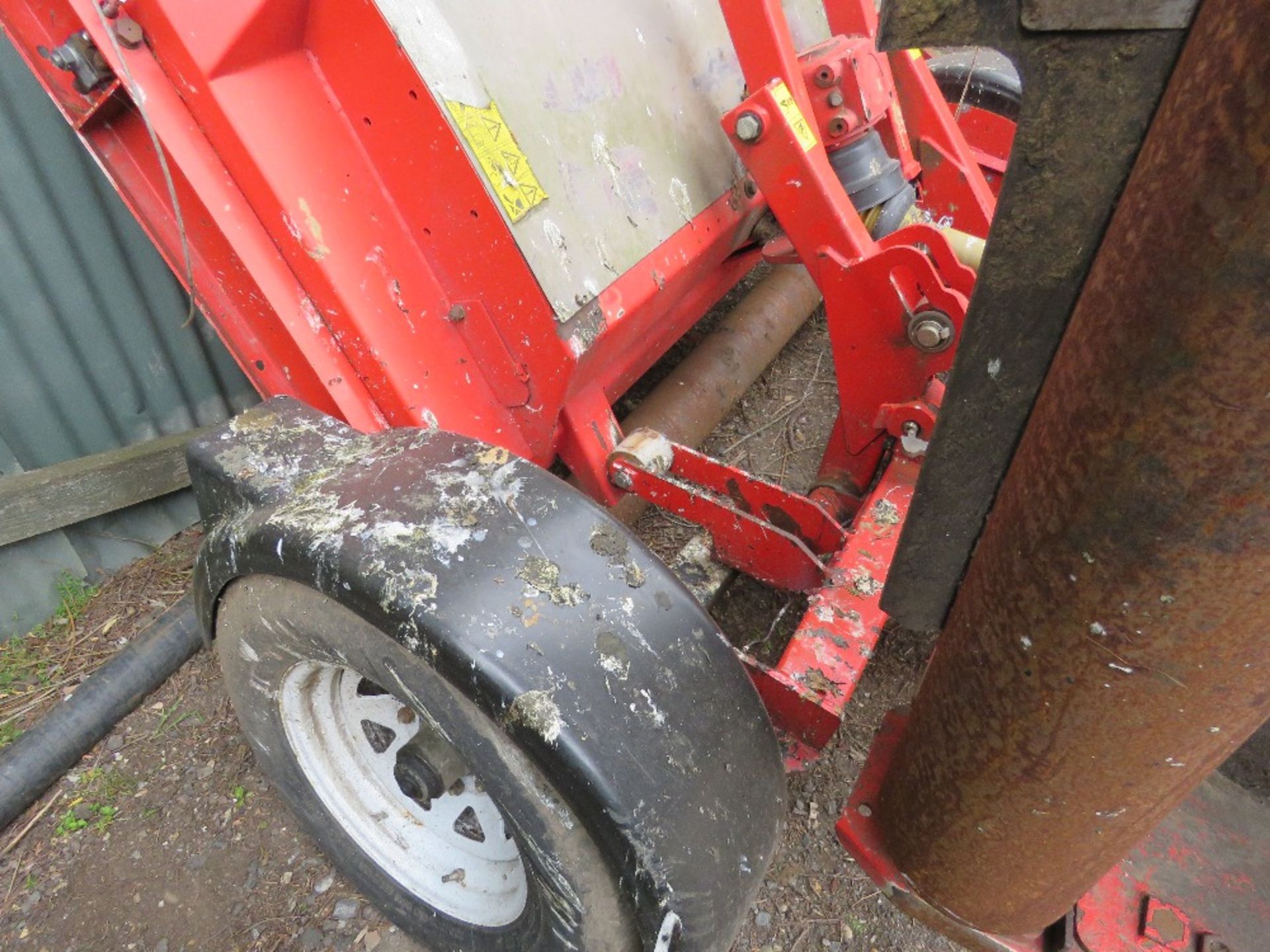 TRIMAX 728-610-400 BATWING TYPE ROLLER MOWER, YEAR 2017. PEGASUS S3 HEADS. NB: REQUIRES SOME REPAIR - Image 9 of 11