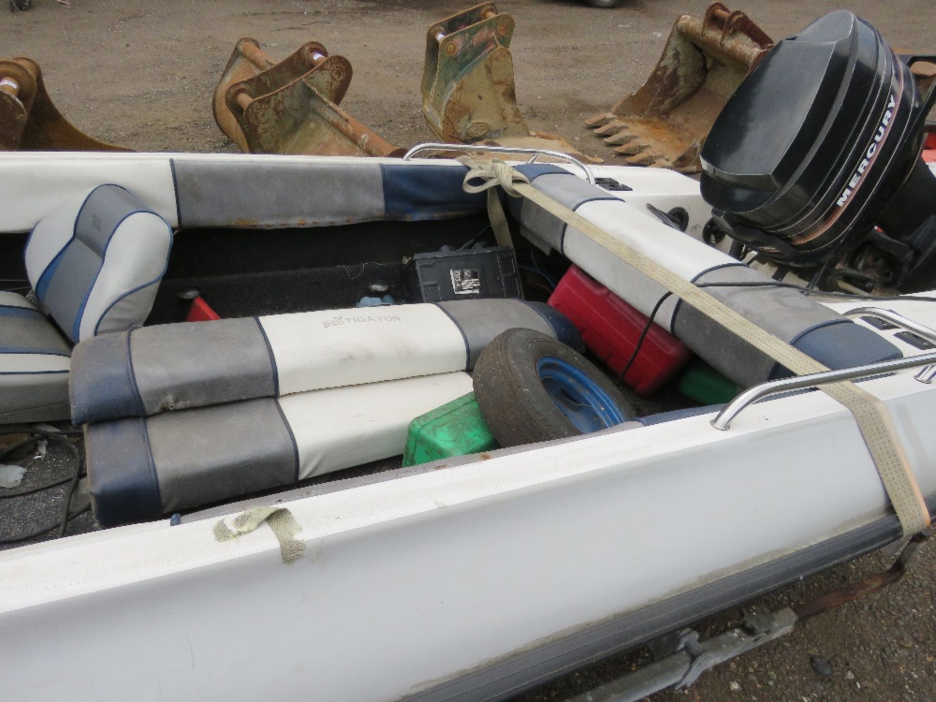 SPEED BOAT, 15FT LENGTH APPROX ON SINGLE AXLE TRAILER (AXLE NEEDS ATTENTION). MERCURY 75HP 2 STROKE - Image 4 of 9