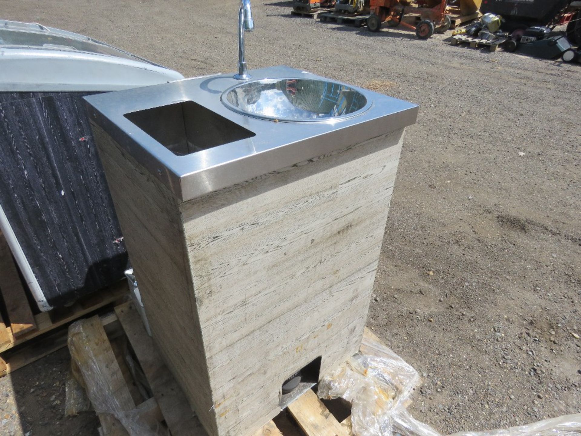 WATER FOUNTAIN/SINK BOWL PLUS 4NO TINS SIKA CONCRETE PRIMER. THIS LOT IS SOLD UNDER THE AUCTIONEE - Image 3 of 10