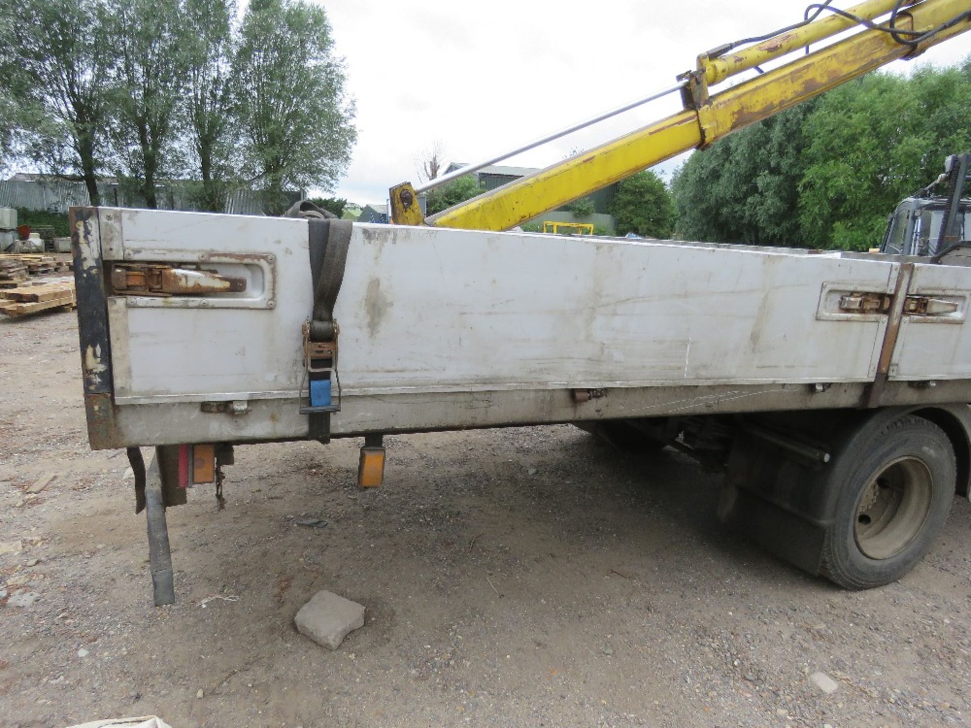 MAN 10-153 FLAT BED LORRY WITH HIAB CRANE REG:N825 WBU. 22FT BED APPROX. MANUAL GEARBOX. WHEN TESTE - Image 13 of 20