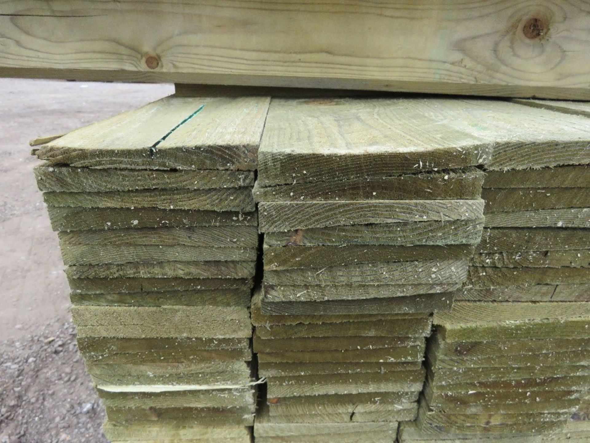 LARGE PACK OF PRESSURE TREATED FEATHER EDGE FENCE CLADDING TIMBER BOARDS. 1.70M LENGTH X 100MM WIDTH - Image 3 of 4