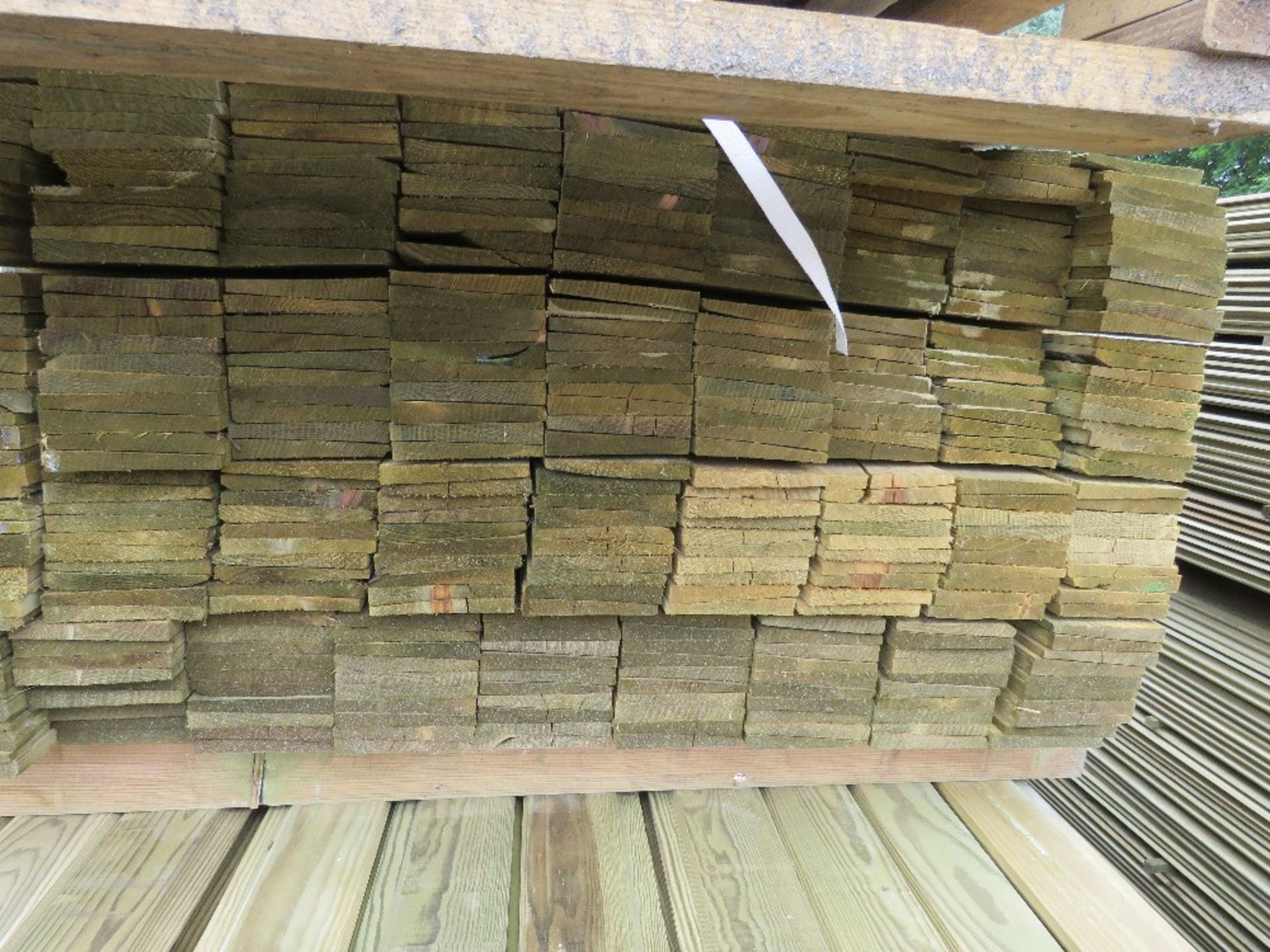 LARGE PACK OF PRESSURE TREATED FEATHER EDGE FENCE CLADDING TIMBER BOARDS. 1.64M LENGTH X 100MM WIDTH - Image 2 of 3