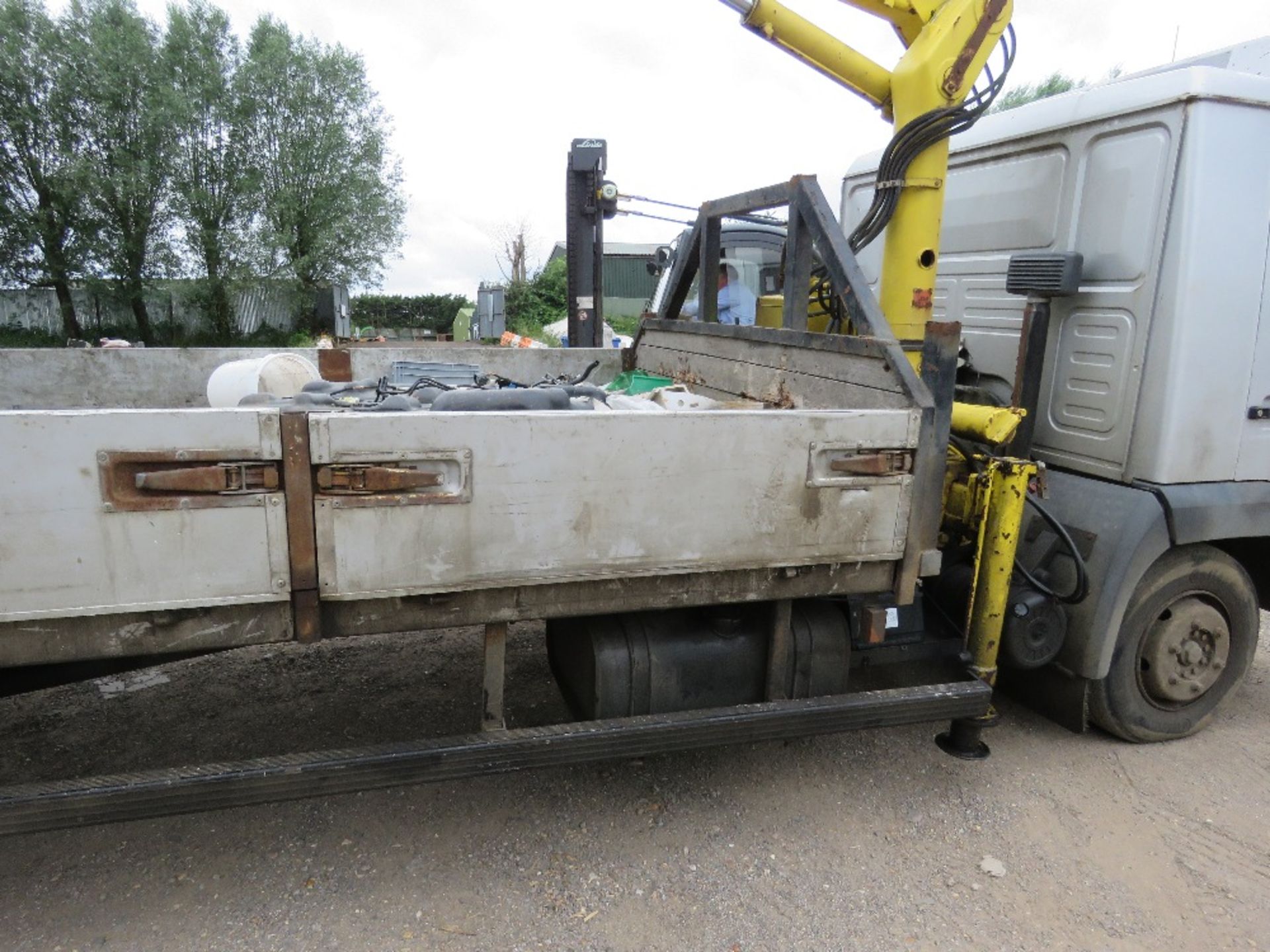 MAN 10-153 FLAT BED LORRY WITH HIAB CRANE REG:N825 WBU. 22FT BED APPROX. MANUAL GEARBOX. WHEN TESTE - Image 16 of 20