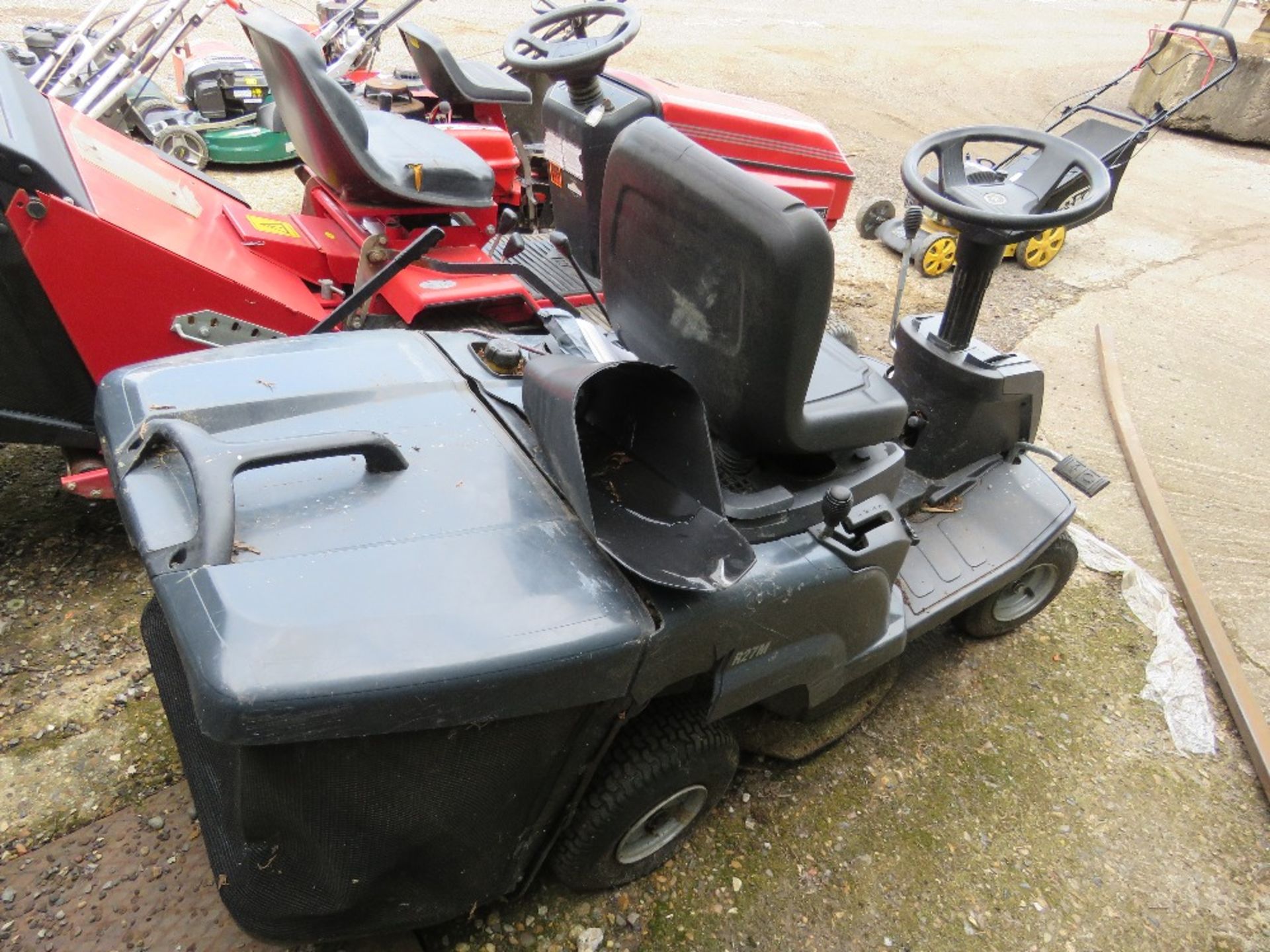 R27M RIDE ON MOWER WITH COLLECTOR. WHEN TESTED WAS SEEN TO RUN, DRIVE AND MOWERS ENGAGED. THIS LO - Image 3 of 11