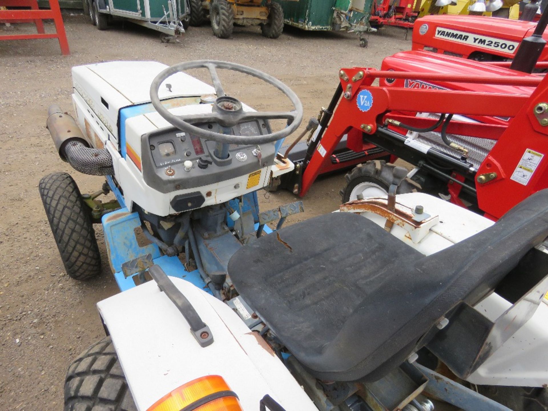 MITSUBISHI MT180HD 4WD COMPACT AGRICULTURAL TRACTOR, HYDRASTATIC DRIVE, ON GRASS TYRES WITH REAR LI - Image 6 of 8