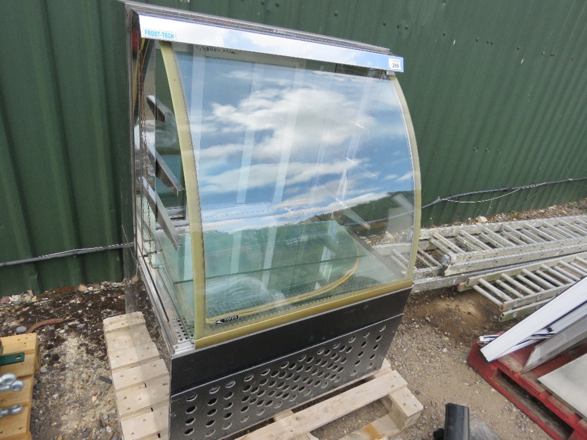 NORPE GLASS FRONTED DISPLAY FRIDGE. THIS LOT IS SOLD UNDER THE AUCTIONEERS MARGIN SCHEME, THEREFO - Image 3 of 12