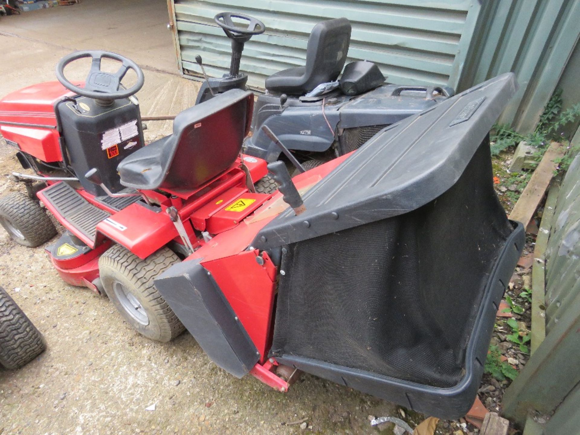 WESTWOOD S1300 RIDE ON MOWER WITH COLLECTOR. WHEN TESTED WAS SEEN TO RUN BUT DRIVE NO ENGAGING?? - Image 3 of 10