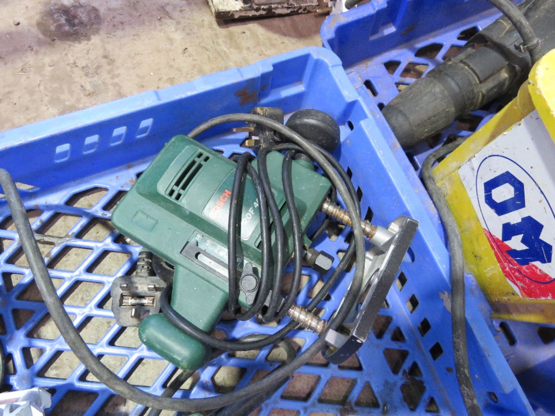 4 X ASSORTED 240VOLT POWER TOOLS: SANDER, GRINDER, ROUTER, CHAINSAW. THIS LOT IS SOLD UNDER THE A - Image 5 of 5