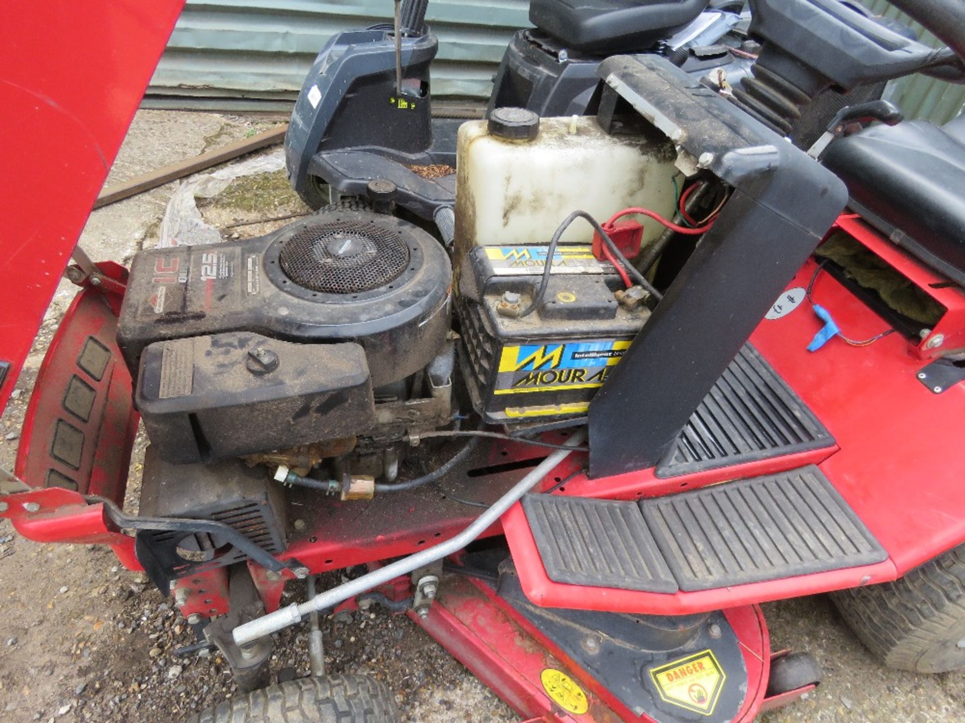 WESTWOOD S1300 RIDE ON MOWER WITH COLLECTOR. WHEN TESTED WAS SEEN TO RUN BUT DRIVE NO ENGAGING?? - Image 8 of 10