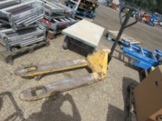 1 X HYDRAULIC PALLET TRUCKS.