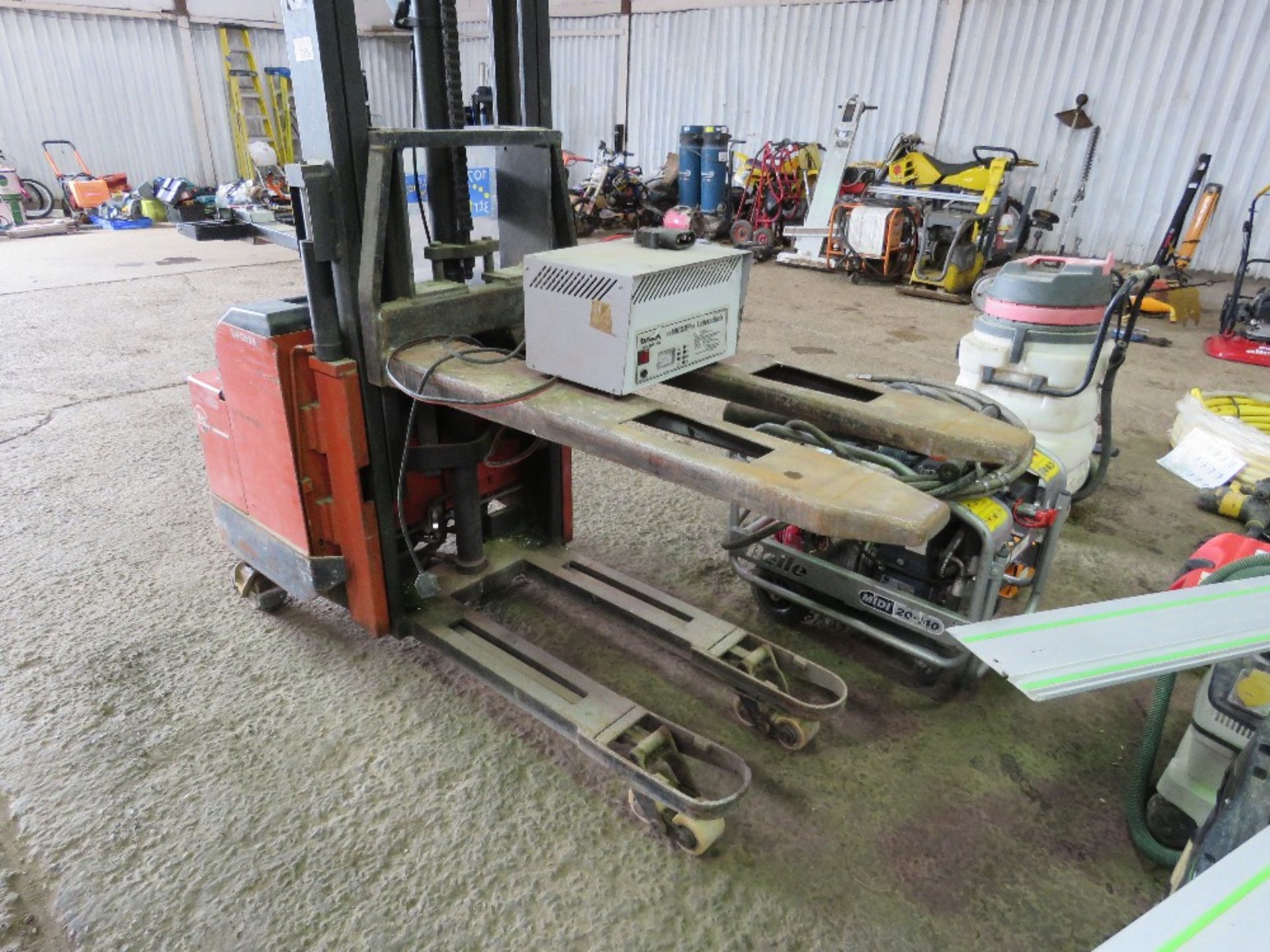 BT ROLATRUC BATTERY POWERED PALLET TRUCK/FORKLIFT WITH A CHARGER. WHEN TESTED WAS SEEN TO DRIVE AND - Image 11 of 11