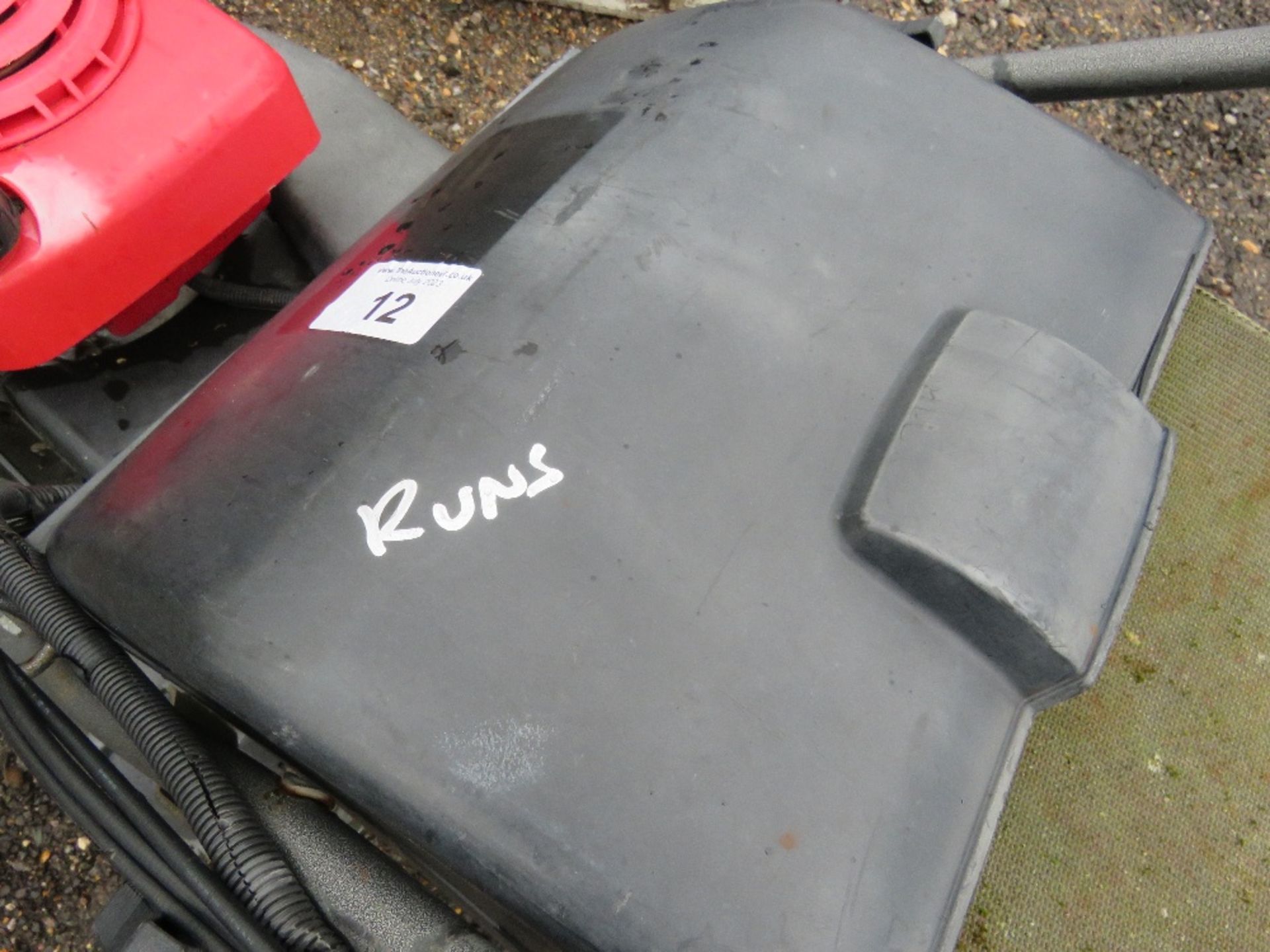 HONDA ELECTRIC START ROLLER MOWER WITH COLLECTOR. SEEN TO RUN BUT DRIVE WEAK/FAULTY. THIS LOT IS - Image 4 of 5