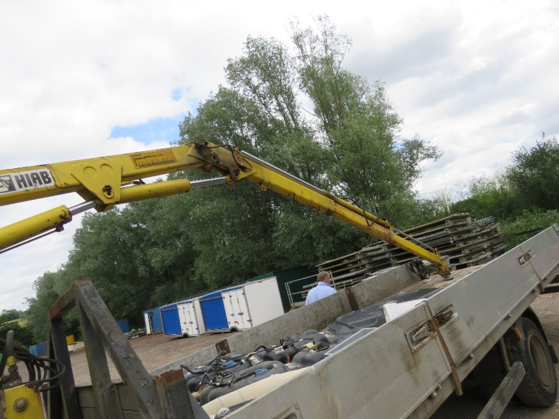 MAN 10-153 FLAT BED LORRY WITH HIAB CRANE REG:N825 WBU. 22FT BED APPROX. MANUAL GEARBOX. WHEN TESTE - Image 8 of 20