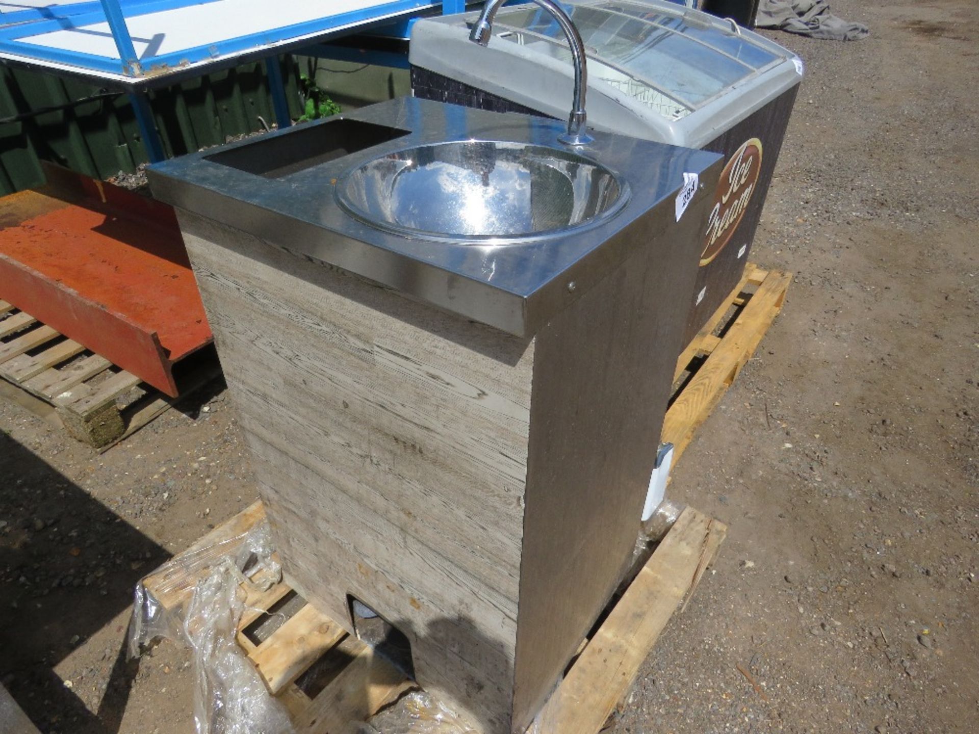 WATER FOUNTAIN/SINK BOWL PLUS 4NO TINS SIKA CONCRETE PRIMER. THIS LOT IS SOLD UNDER THE AUCTIONEE - Image 2 of 10