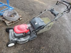 HONDA ELECTRIC START ROLLER MOWER WITH COLLECTOR. SEEN TO RUN BUT DRIVE WEAK/FAULTY. THIS LOT IS