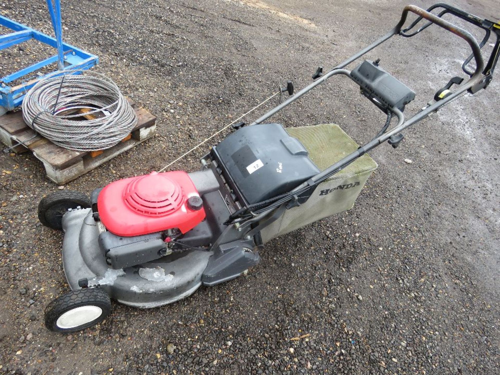 HONDA ELECTRIC START ROLLER MOWER WITH COLLECTOR. SEEN TO RUN BUT DRIVE WEAK/FAULTY. THIS LOT IS